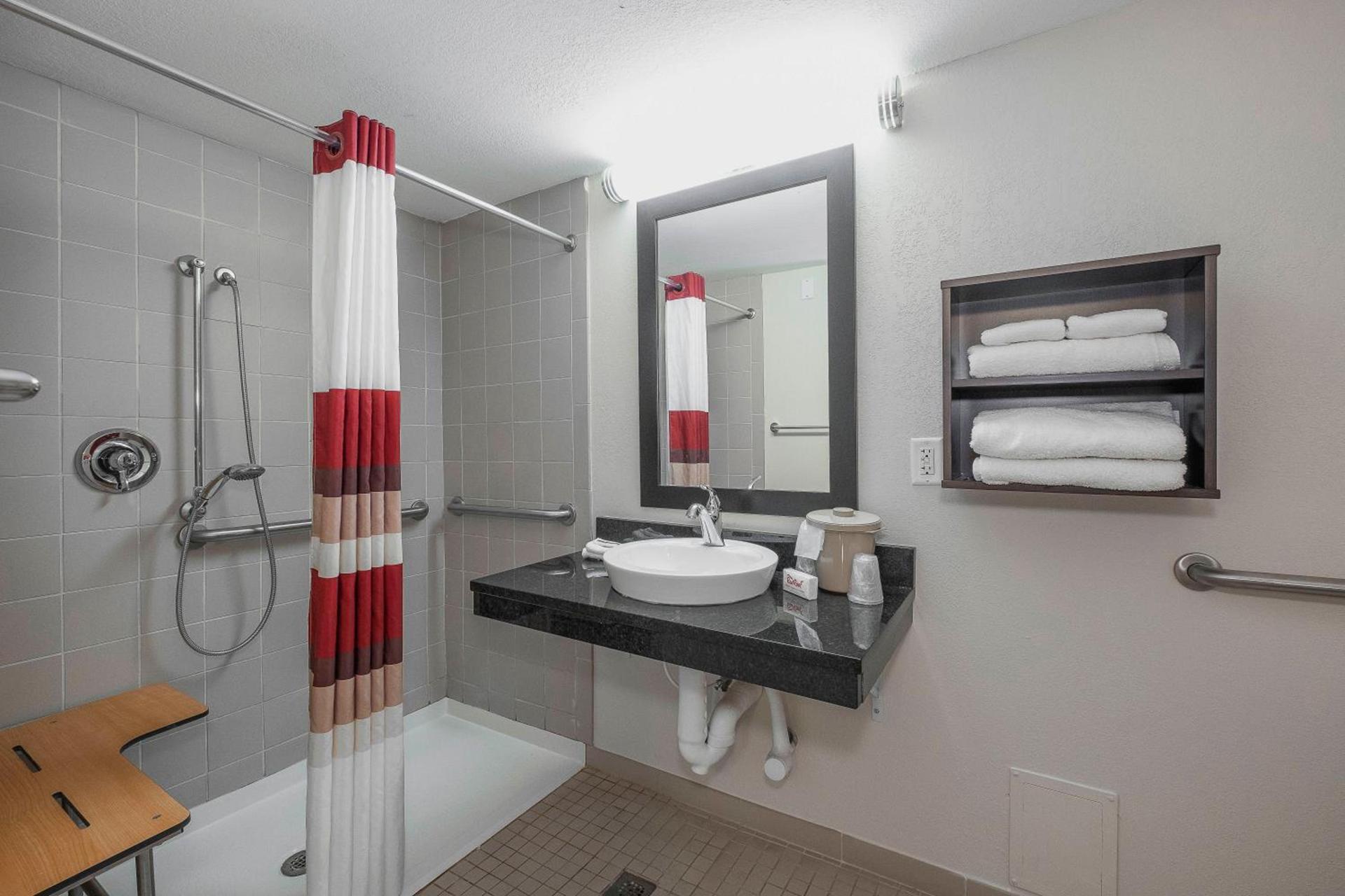 Red Roof Inn Roanoke Rapids photo 29