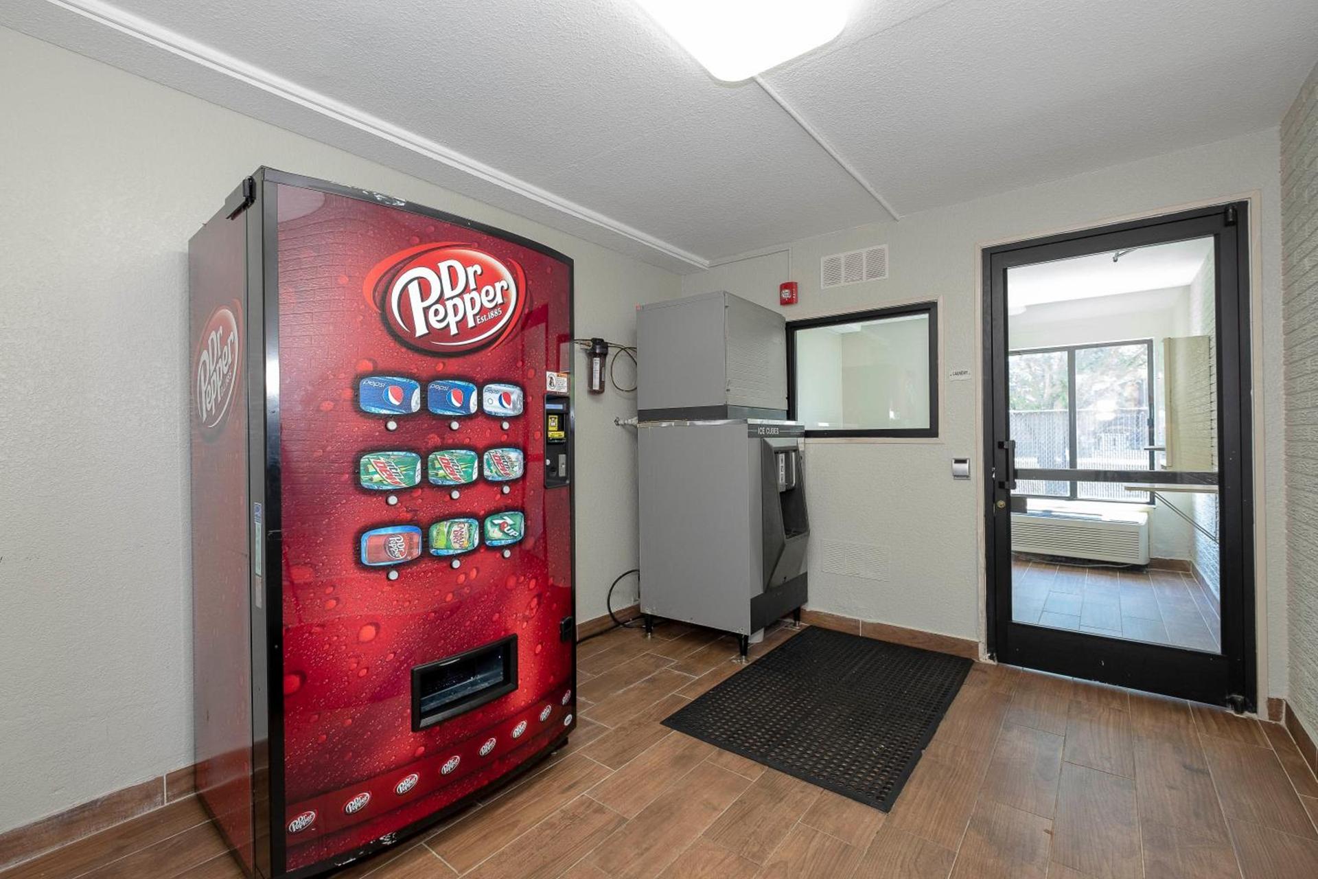 Red Roof Inn Roanoke Rapids photo 10