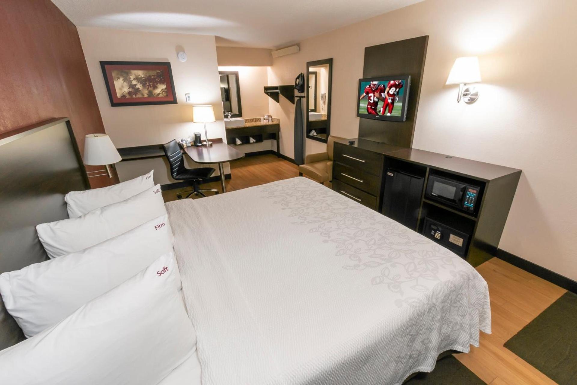 Red Roof Inn PLUS+ Chicago - Willowbrook photo 19