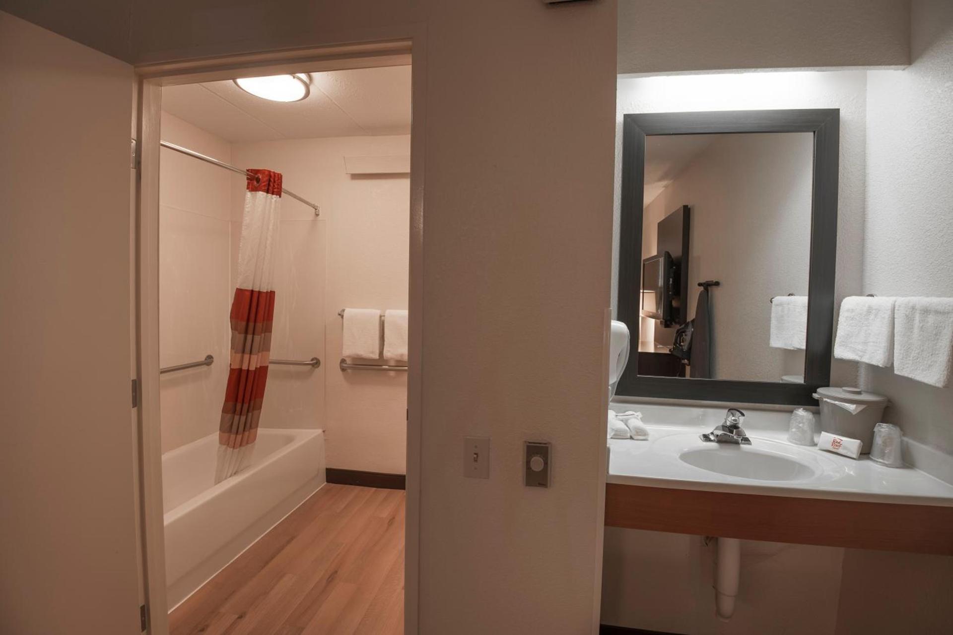 Red Roof Inn PLUS+ Chicago - Willowbrook photo 36