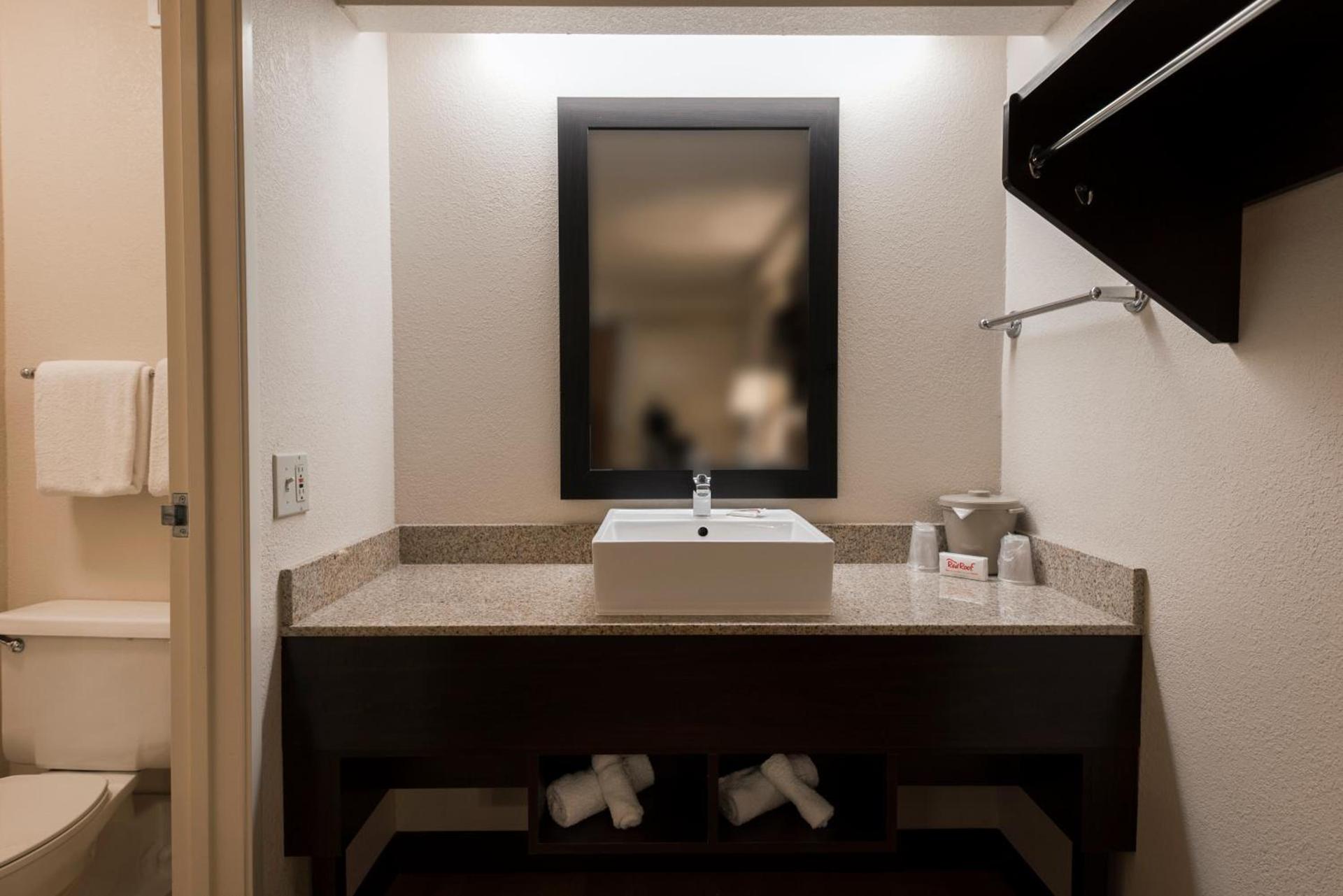 Red Roof Inn PLUS+ Chicago - Willowbrook photo 35