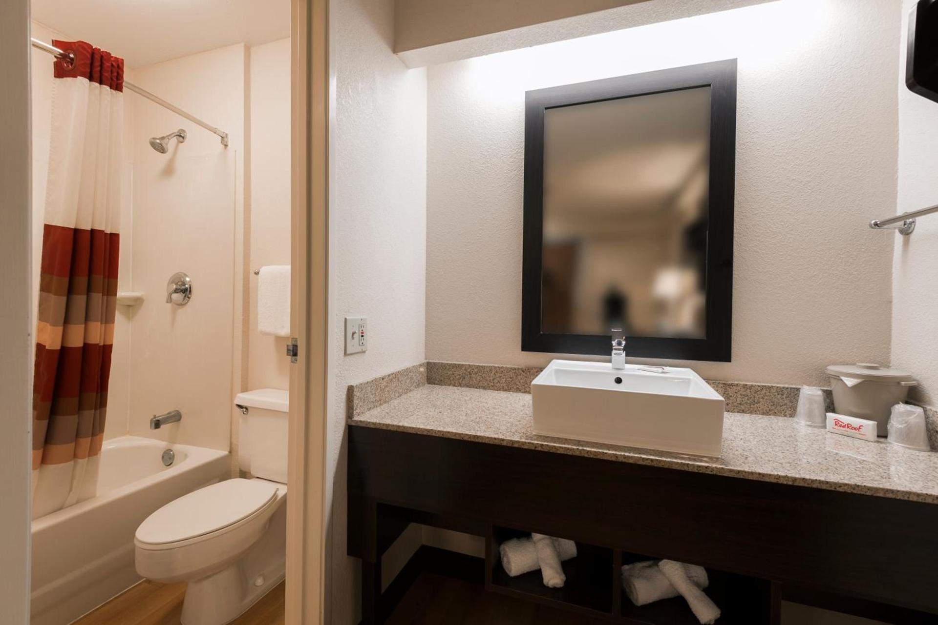 Red Roof Inn PLUS+ Chicago - Willowbrook photo 34