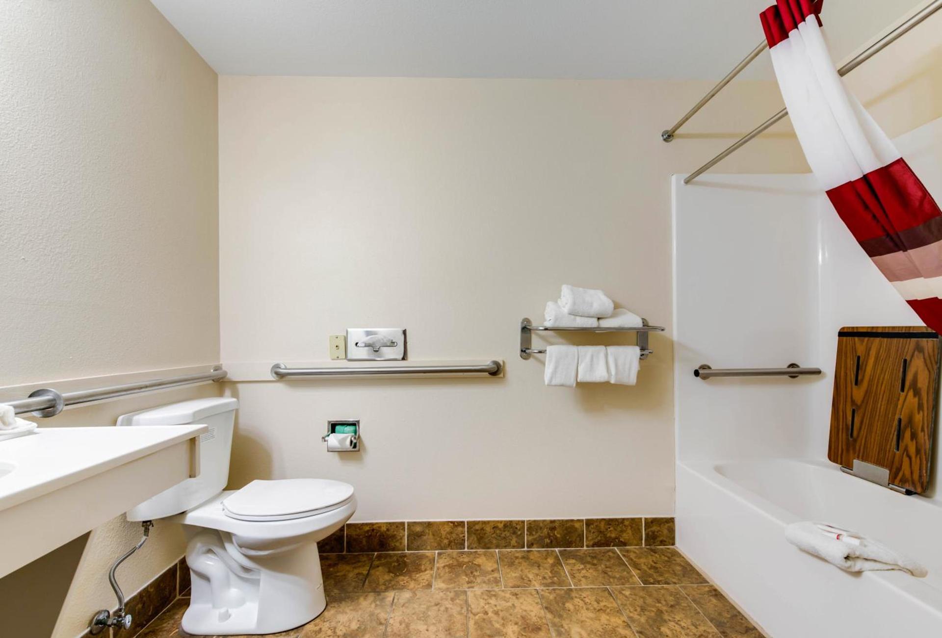 Econo Lodge Inn & Suites photo 40