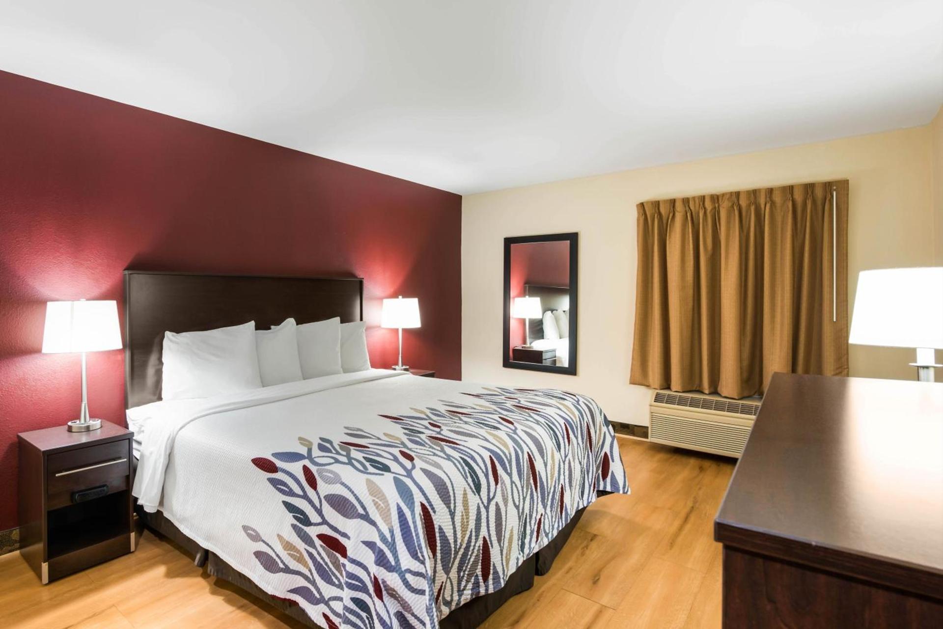 Econo Lodge Inn & Suites photo 33