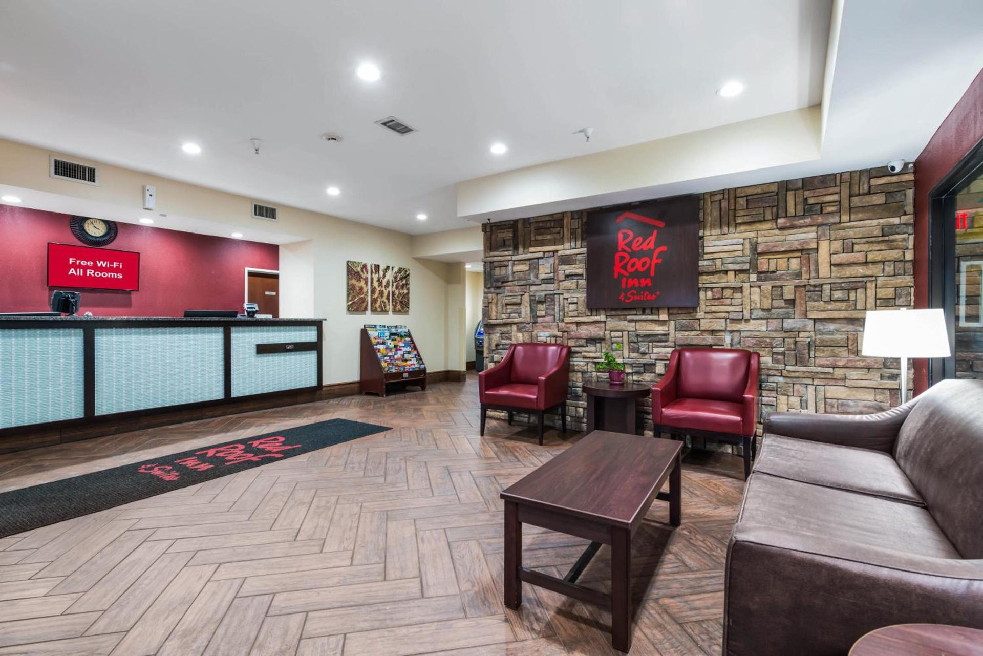 Econo Lodge Inn & Suites photo 12