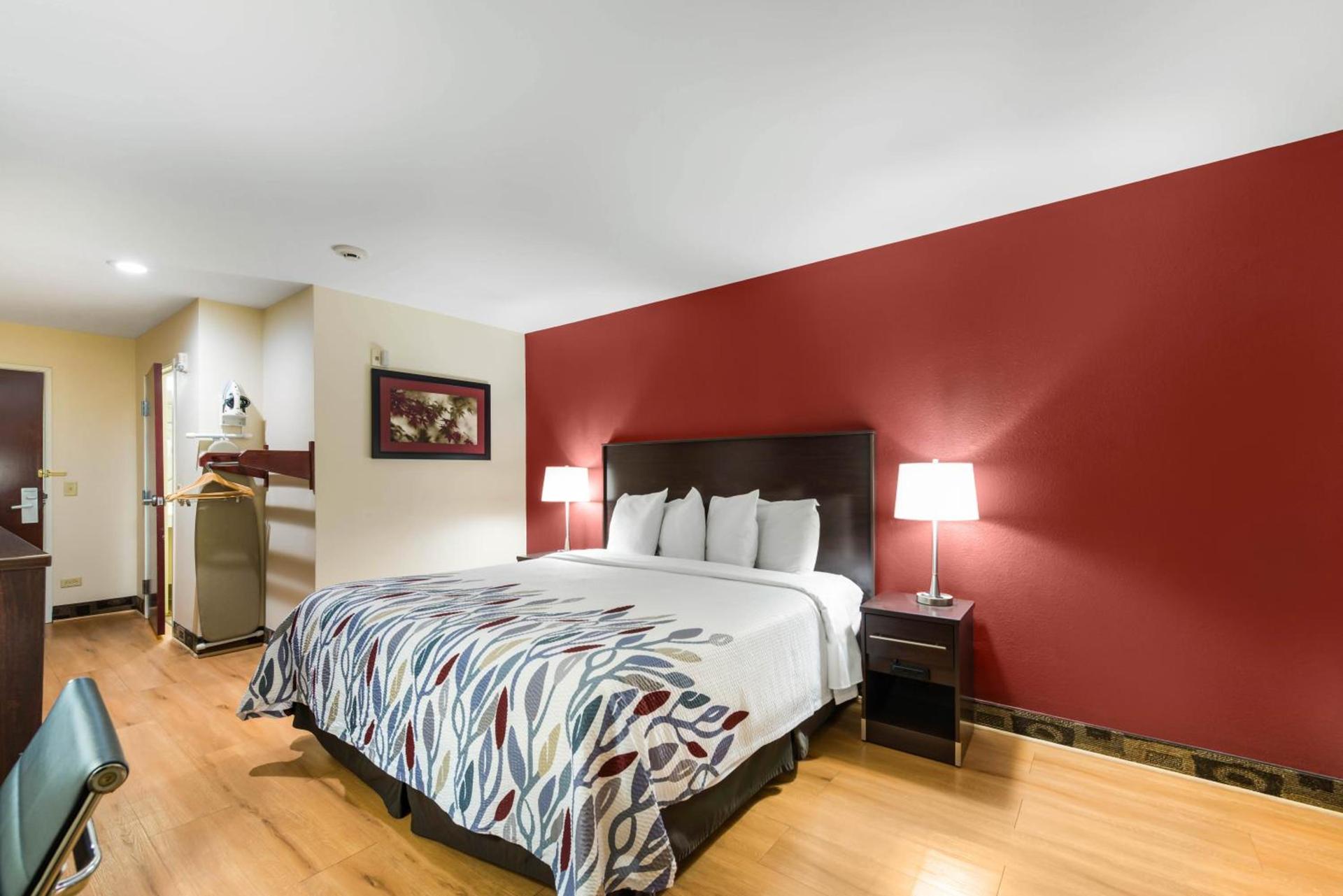 Econo Lodge Inn & Suites photo 34