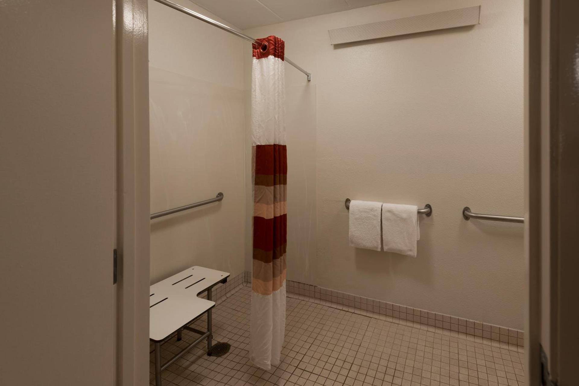 Red Roof Inn PLUS+ Chicago - Willowbrook photo 38