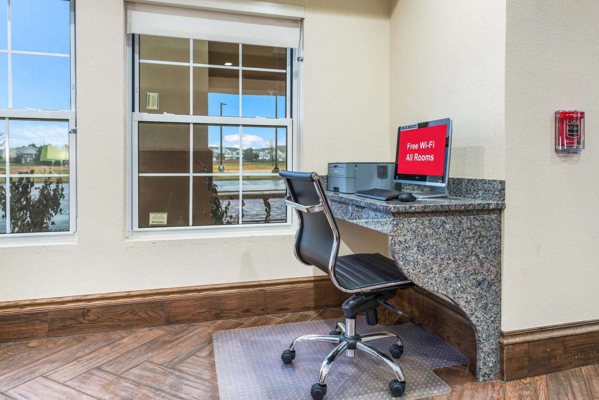 Econo Lodge Inn & Suites photo 18