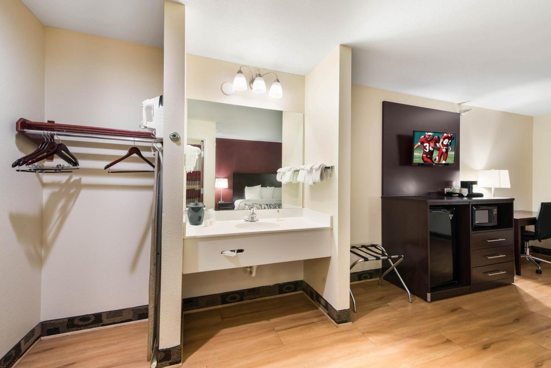 Econo Lodge Inn & Suites photo 29