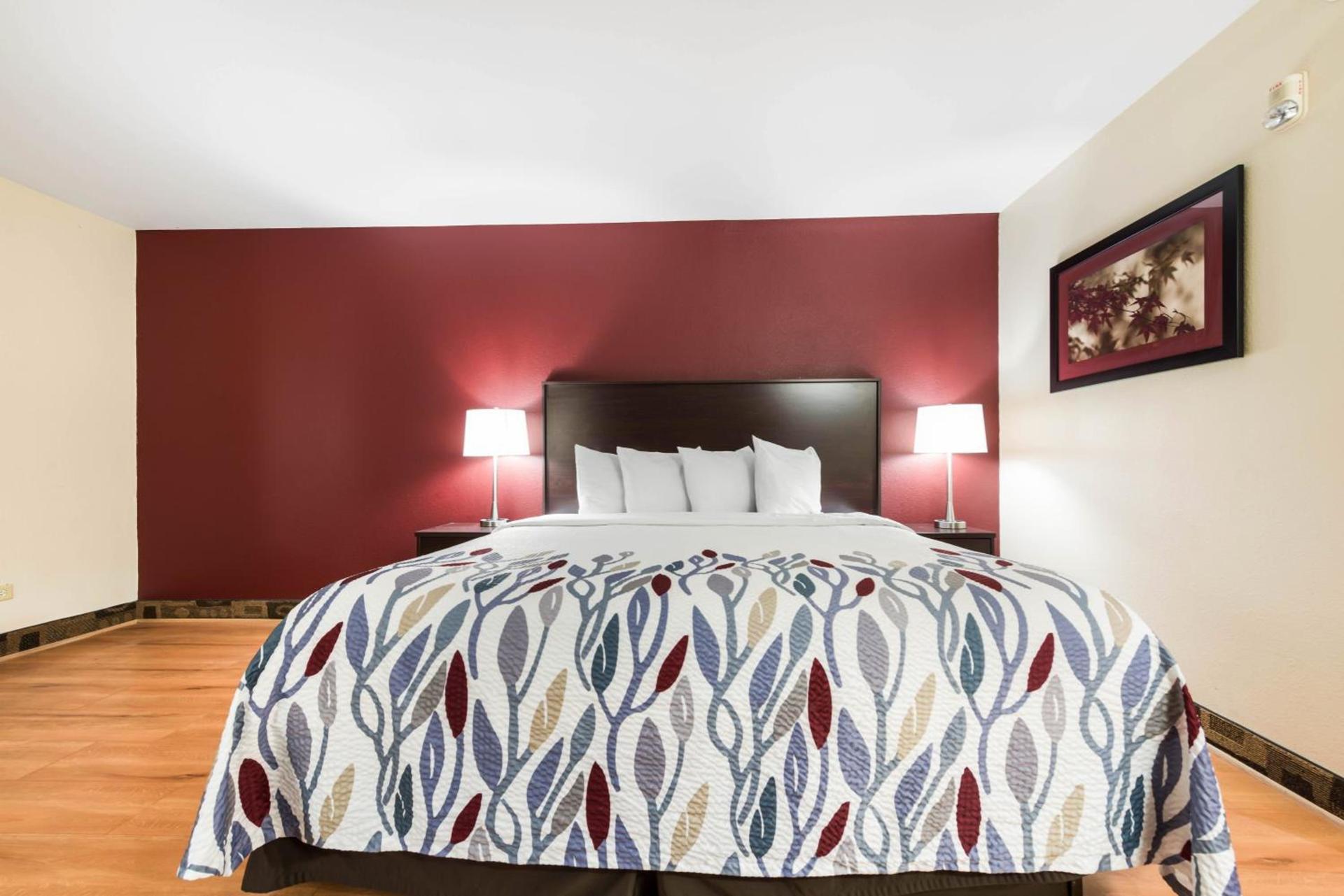 Econo Lodge Inn & Suites photo 28