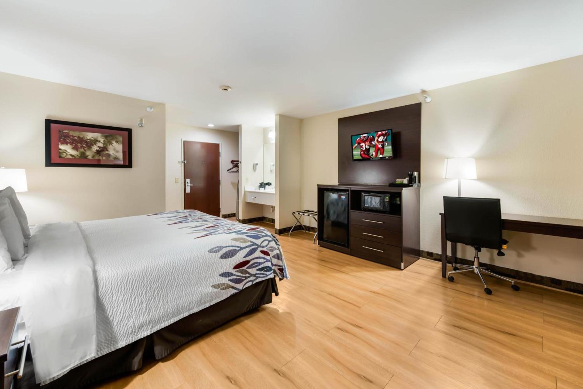 Econo Lodge Inn & Suites photo 43