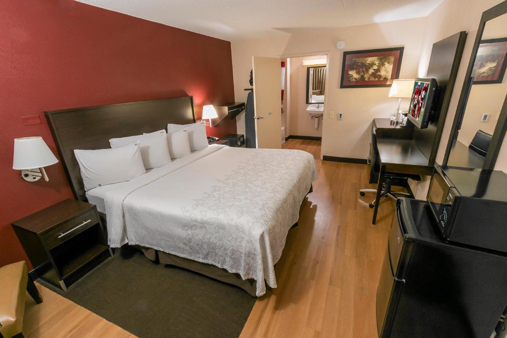 Red Roof Inn PLUS+ Chicago - Willowbrook photo 27