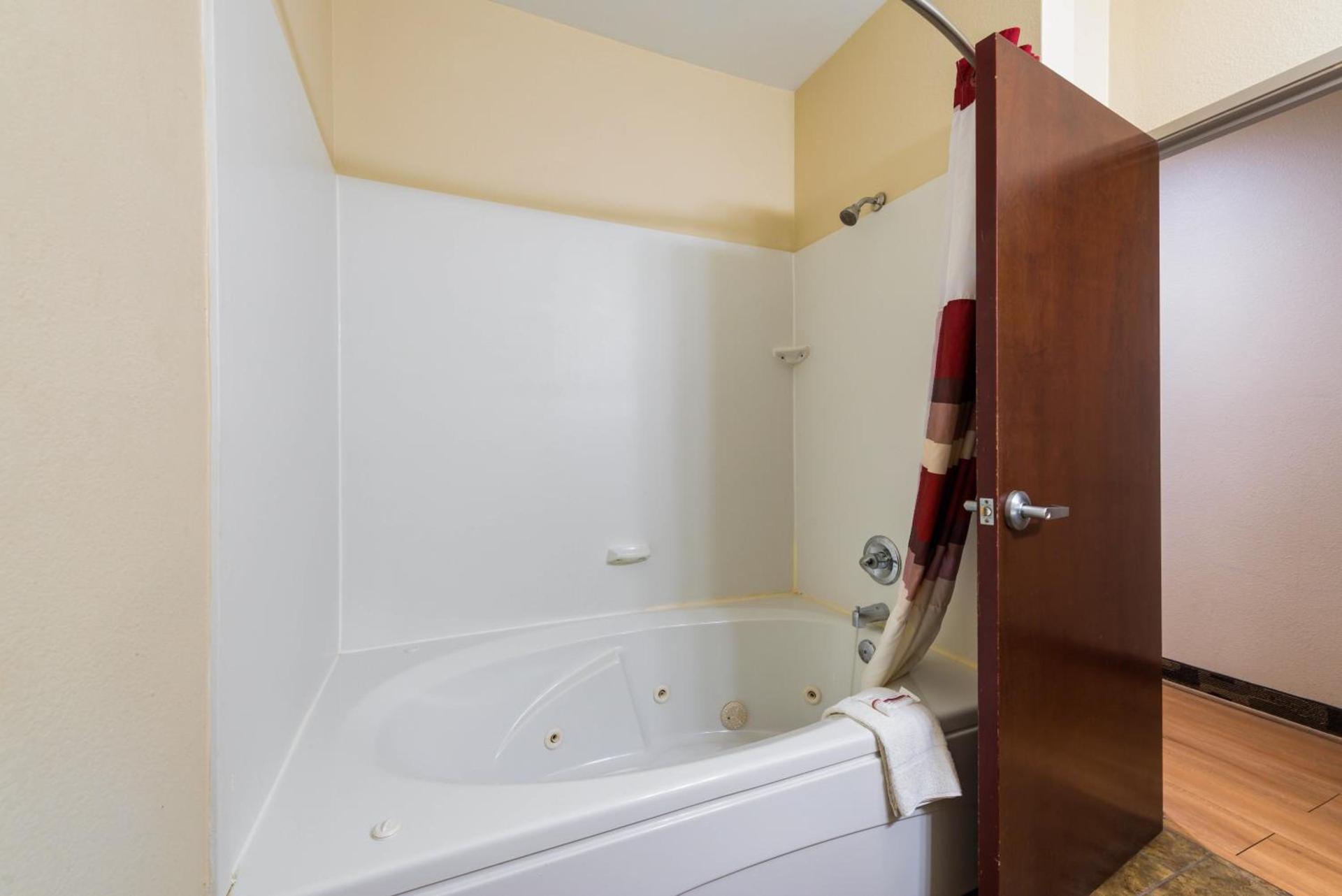Econo Lodge Inn & Suites photo 39