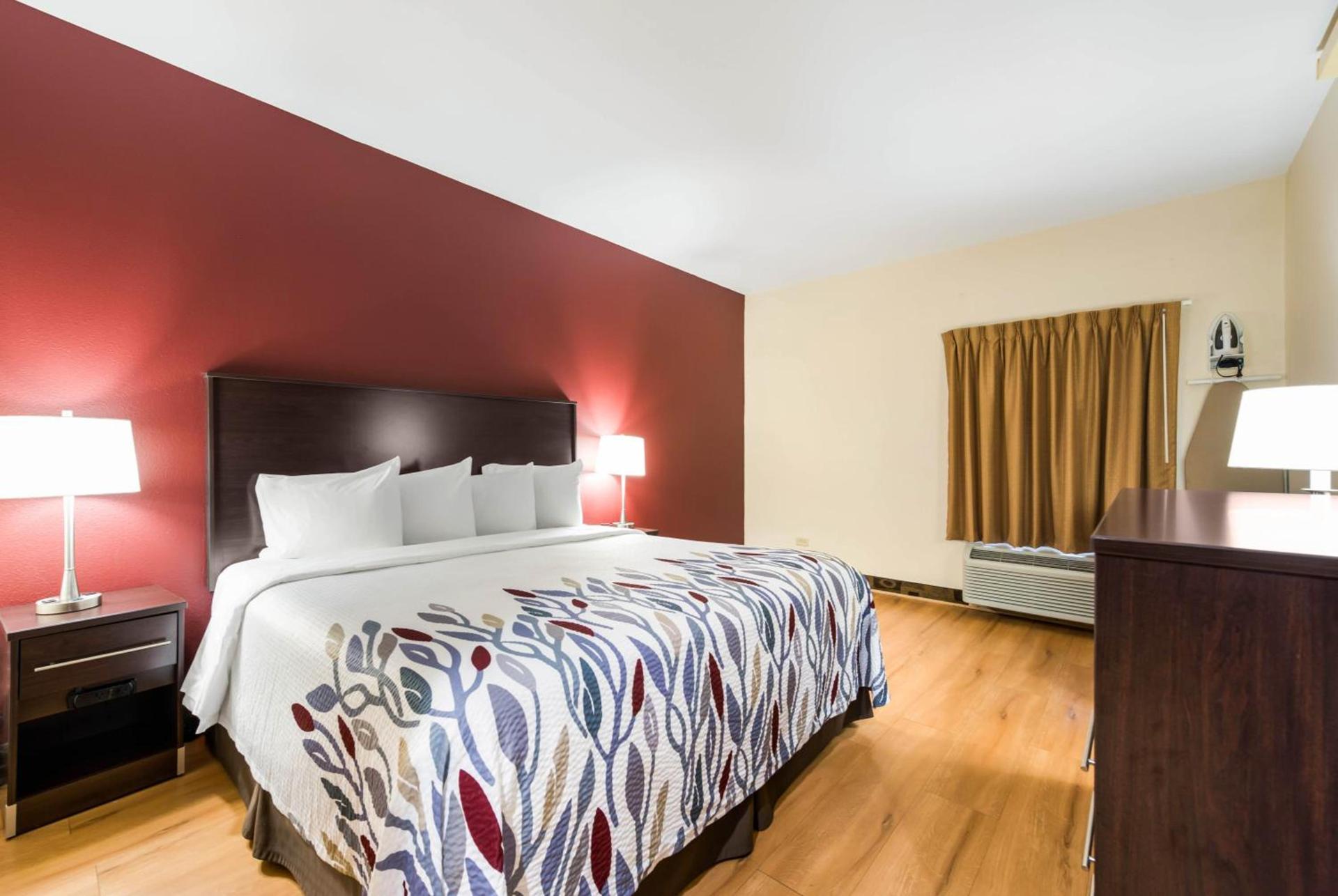 Econo Lodge Inn & Suites photo 30