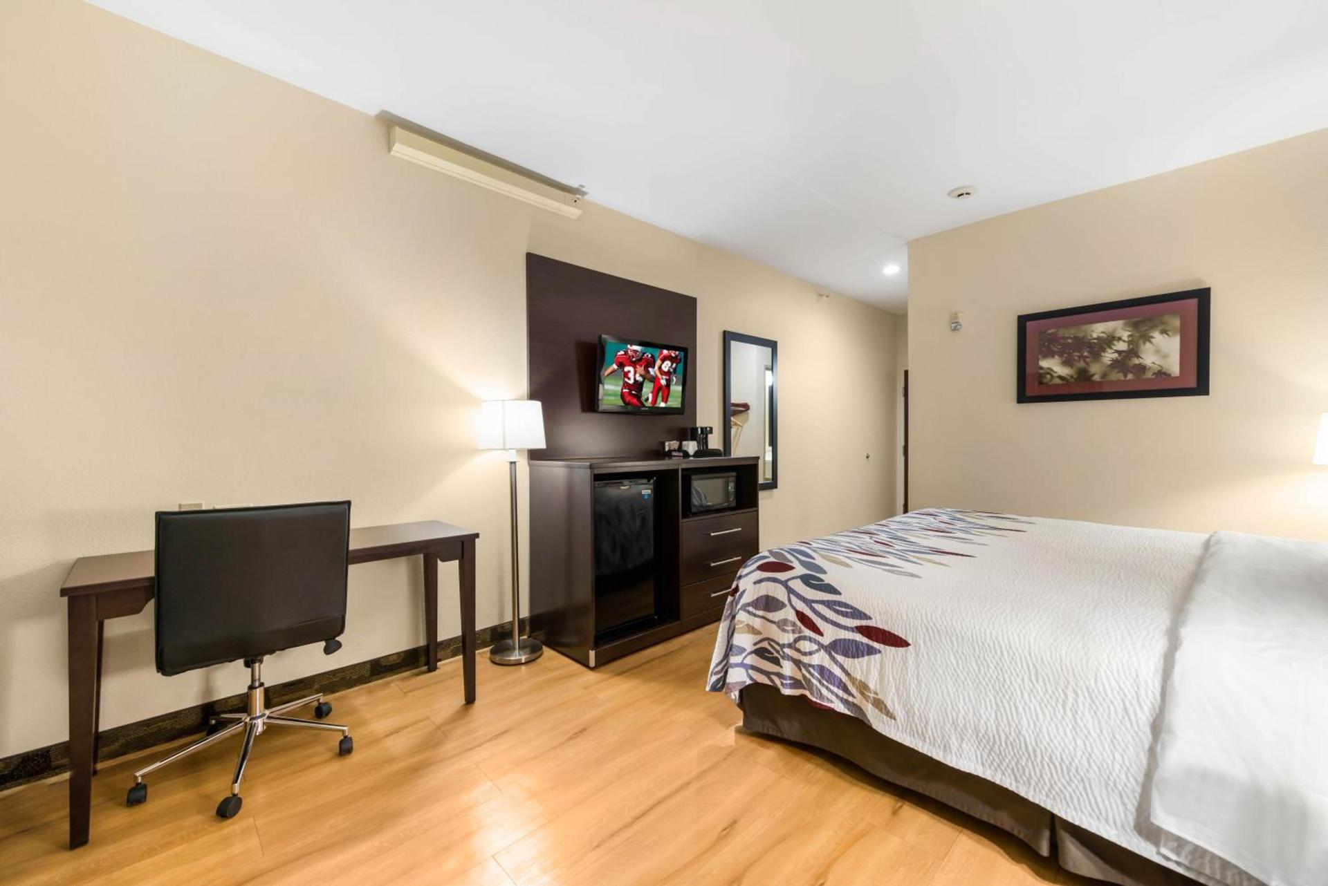 Econo Lodge Inn & Suites photo 31