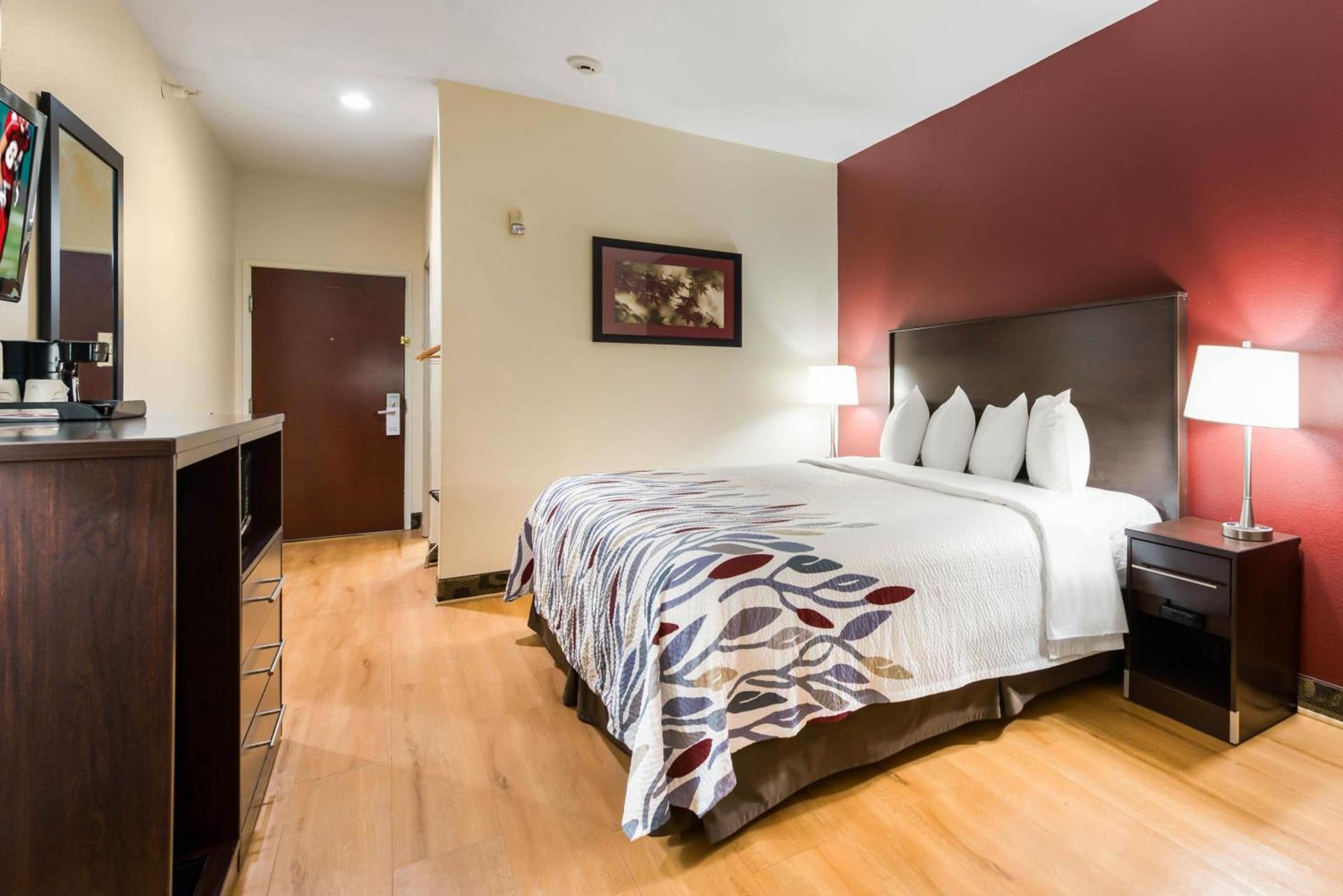 Econo Lodge Inn & Suites photo 32