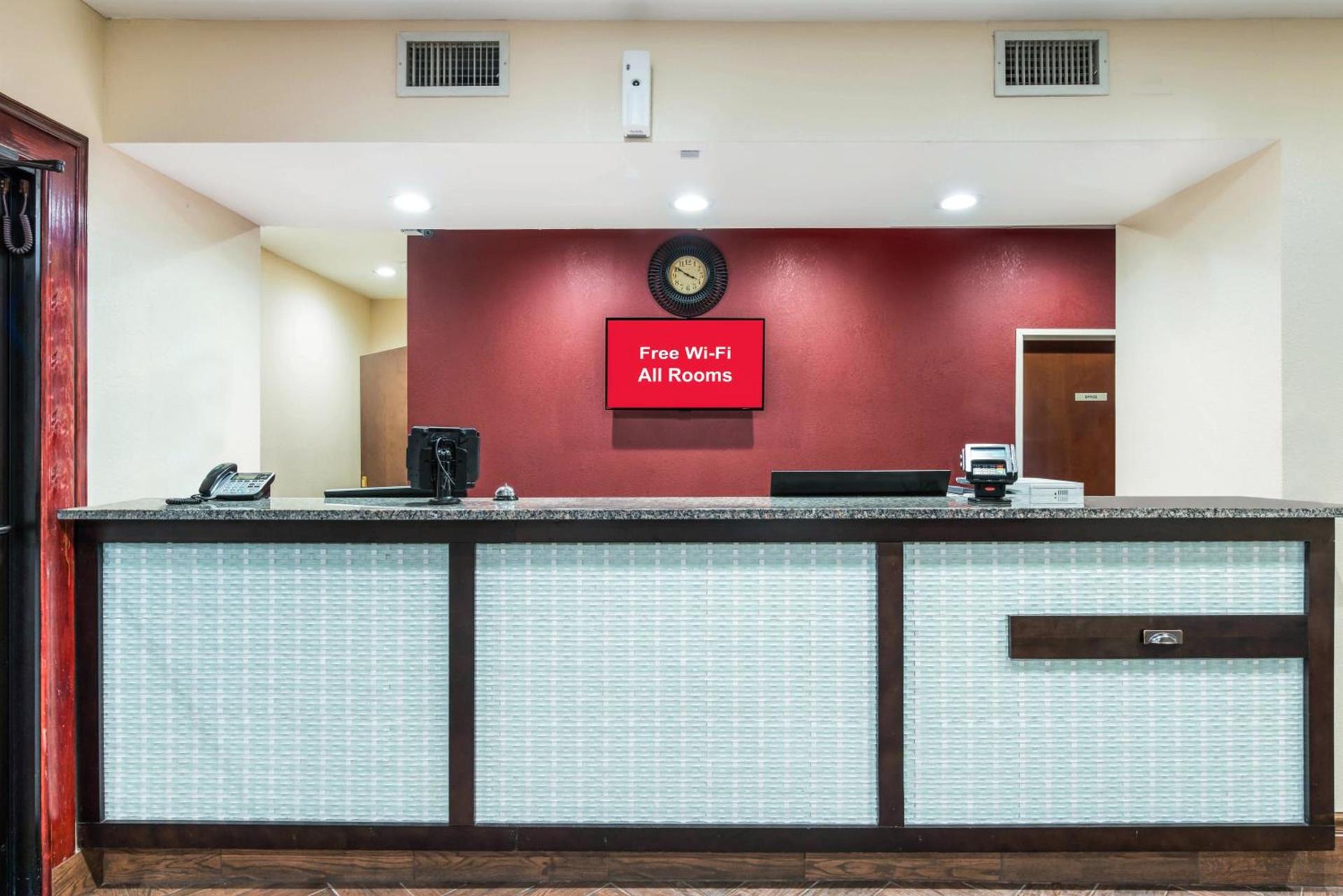 Econo Lodge Inn & Suites photo 11