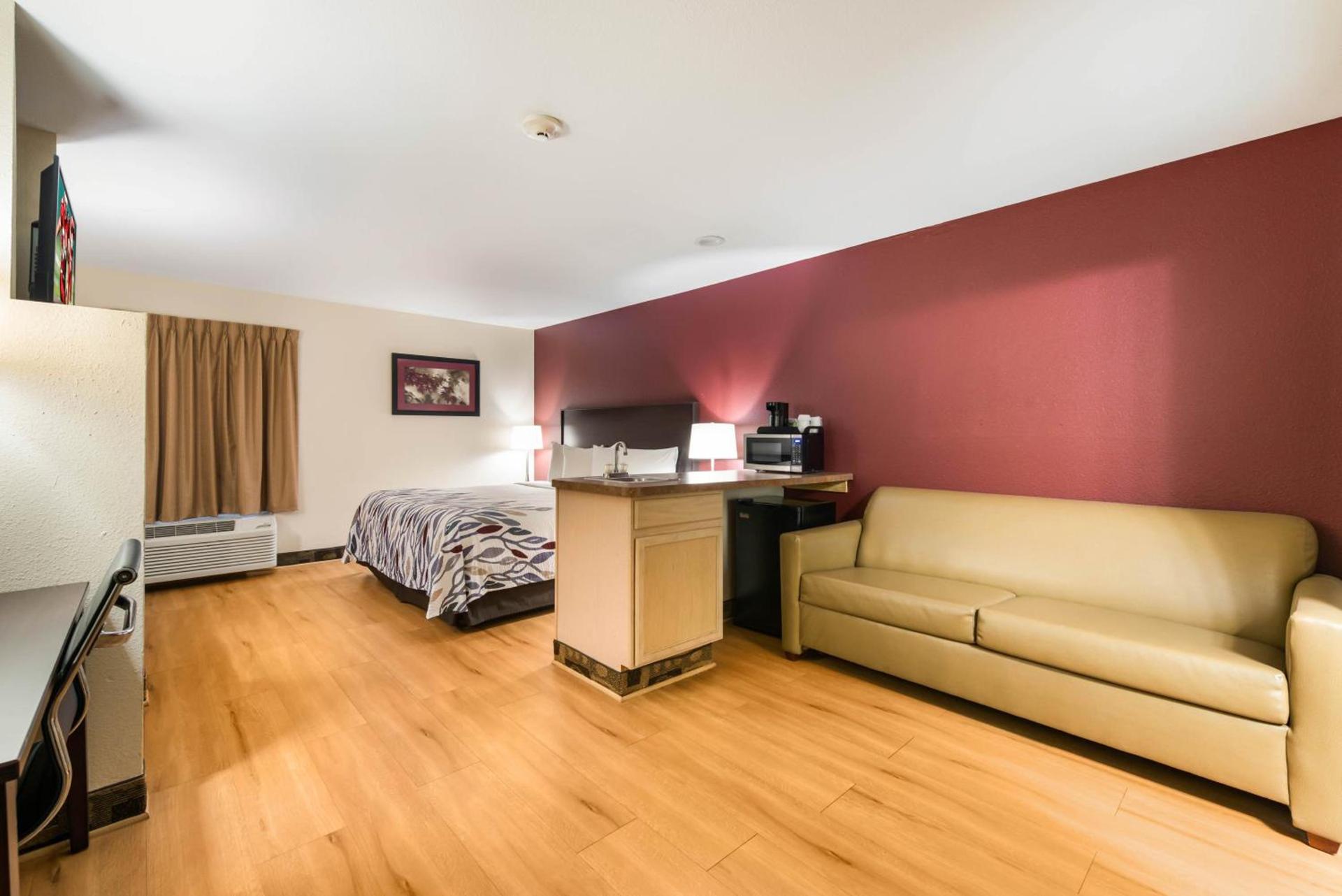 Econo Lodge Inn & Suites photo 22