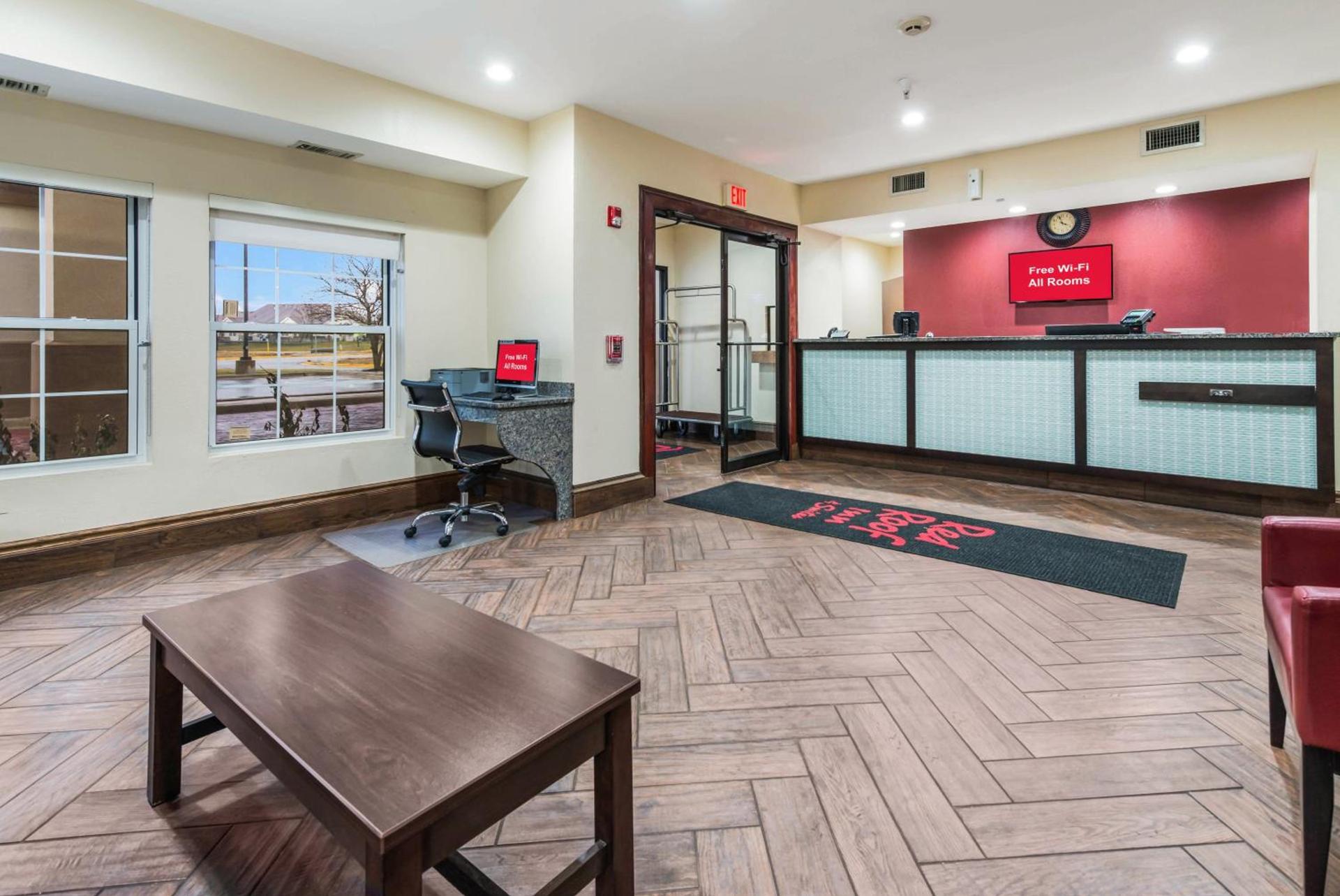 Econo Lodge Inn & Suites photo 14