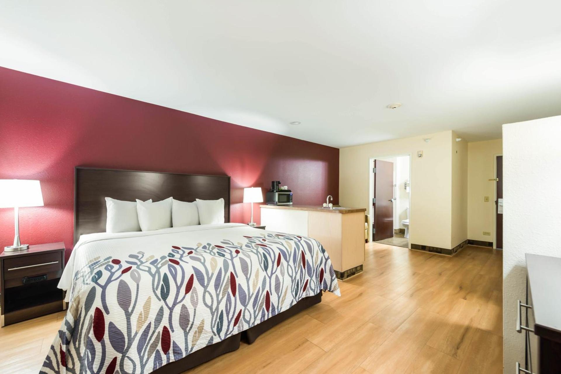 Econo Lodge Inn & Suites photo 20