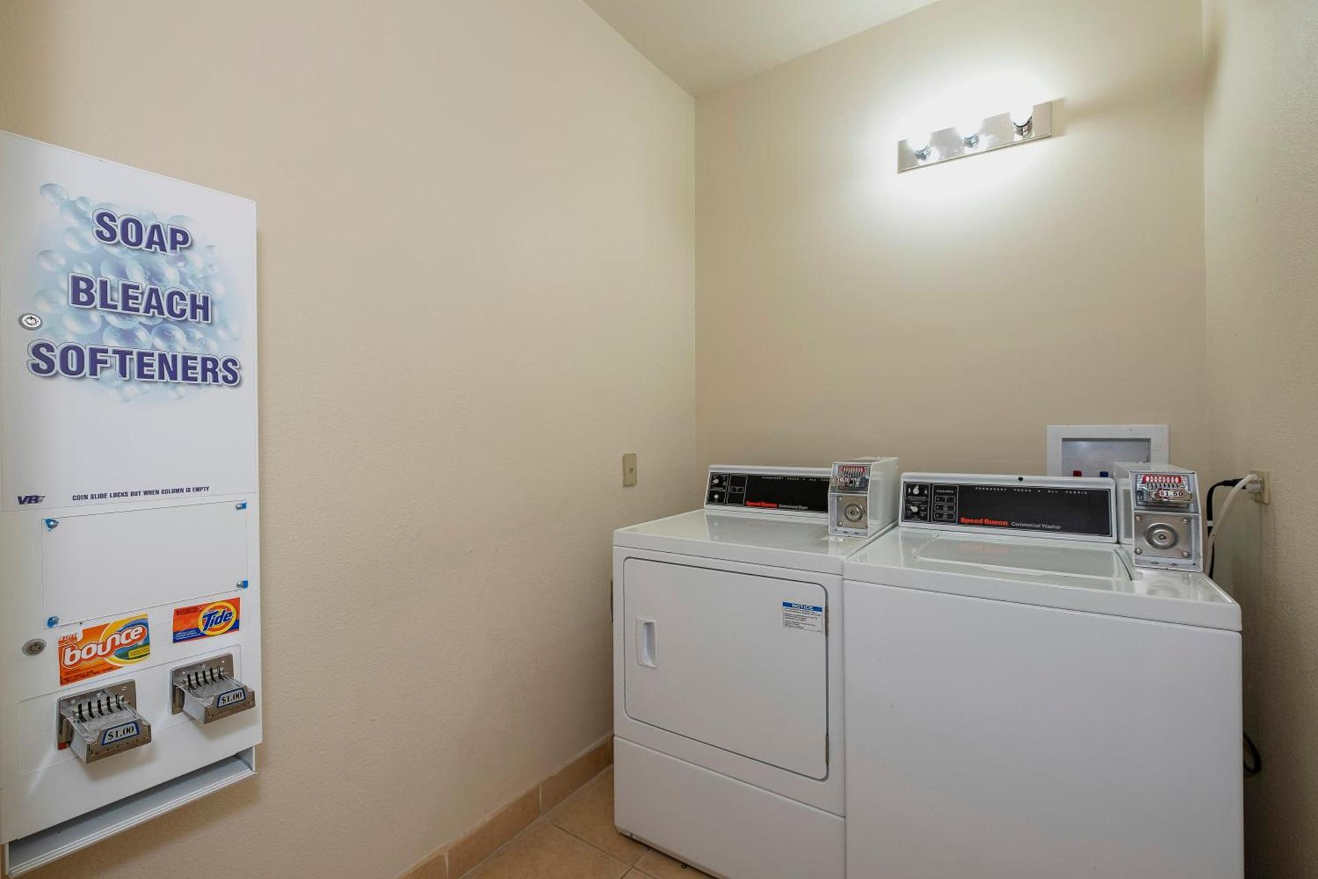 Econo Lodge Inn & Suites photo 15