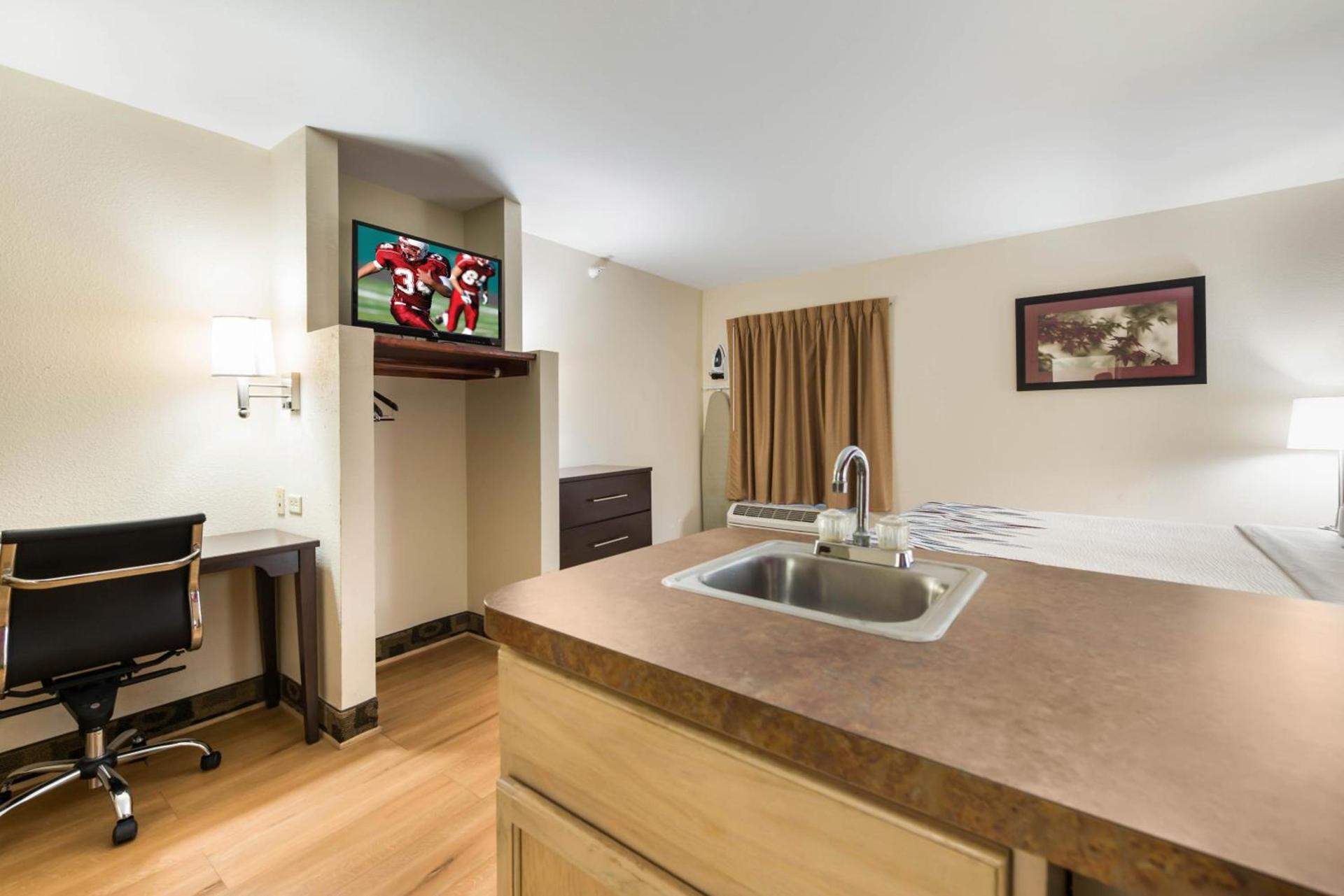 Econo Lodge Inn & Suites photo 23
