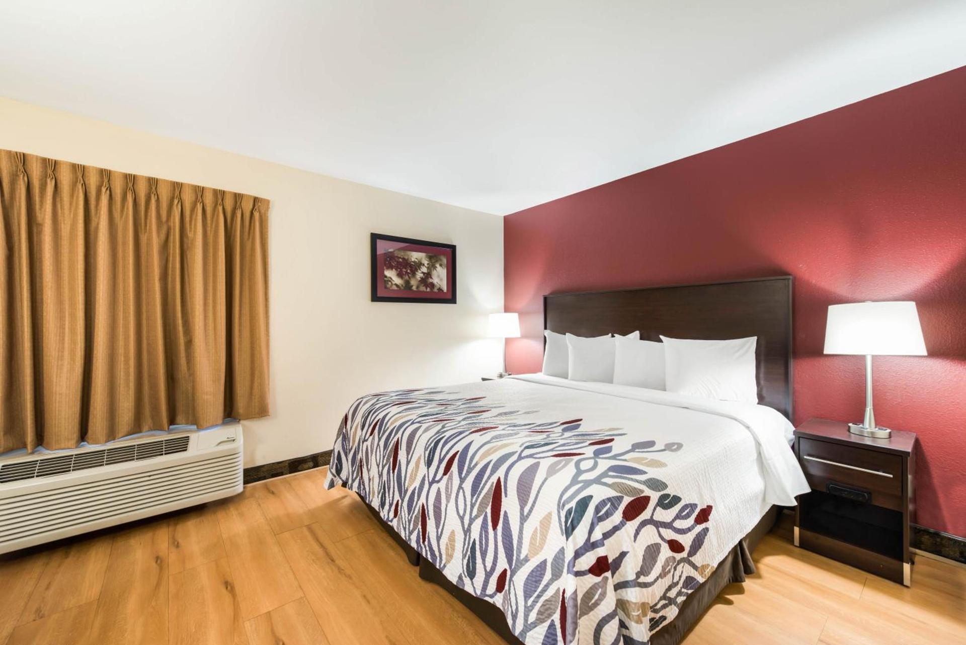 Econo Lodge Inn & Suites photo 21