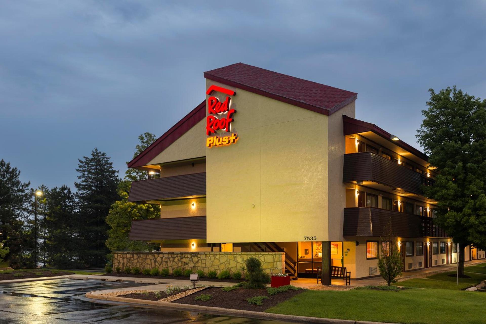 Red Roof Inn PLUS+ Chicago - Willowbrook photo 4