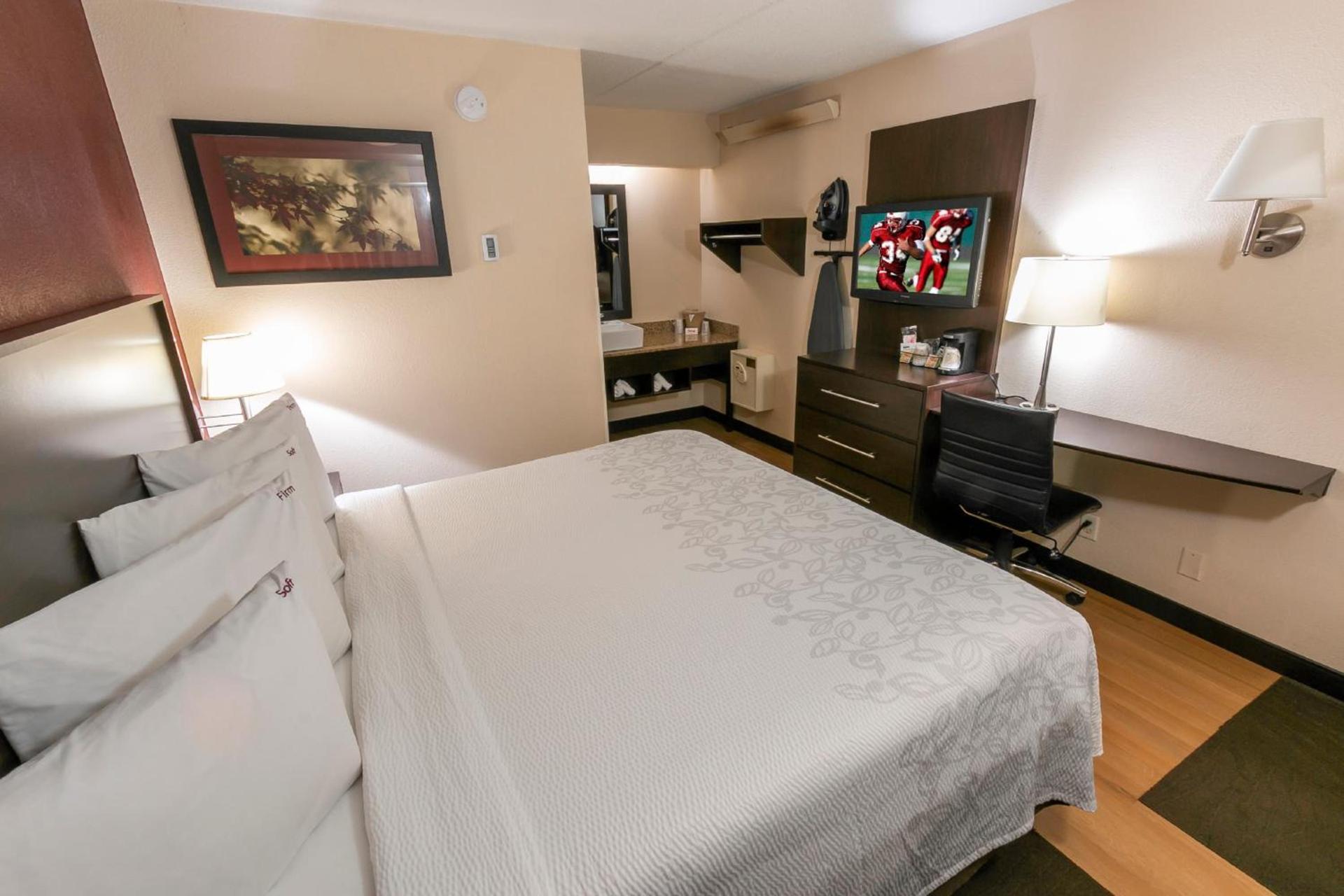 Red Roof Inn PLUS+ Chicago - Willowbrook photo 23