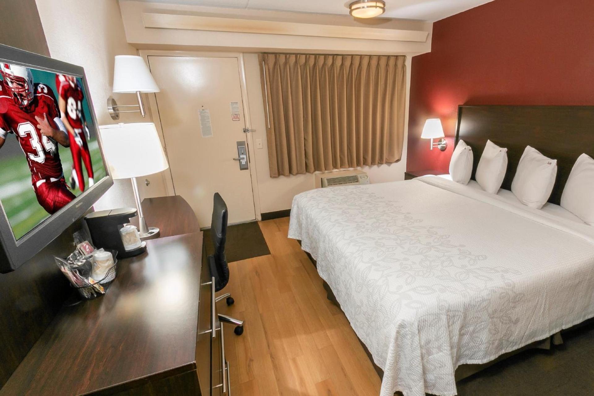 Red Roof Inn PLUS+ Chicago - Willowbrook photo 24
