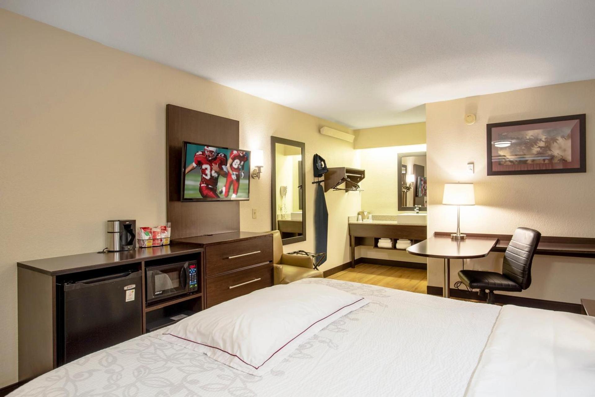 Red Roof Inn PLUS+ Chicago - Willowbrook photo 15