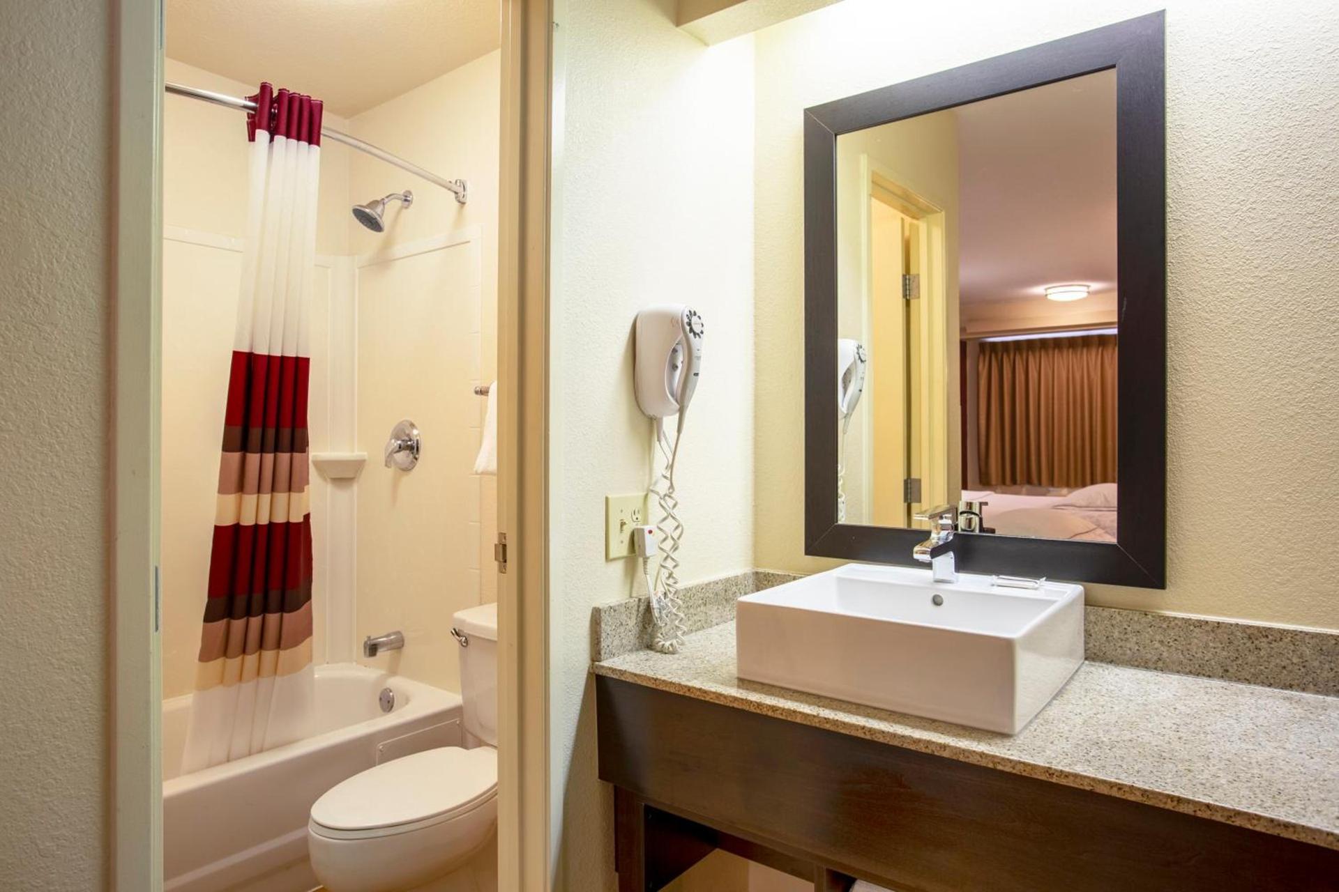 Red Roof Inn PLUS+ Chicago - Willowbrook photo 32
