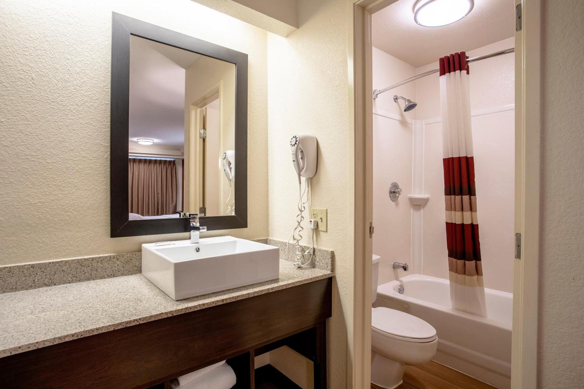 Red Roof Inn PLUS+ Chicago - Willowbrook photo 31