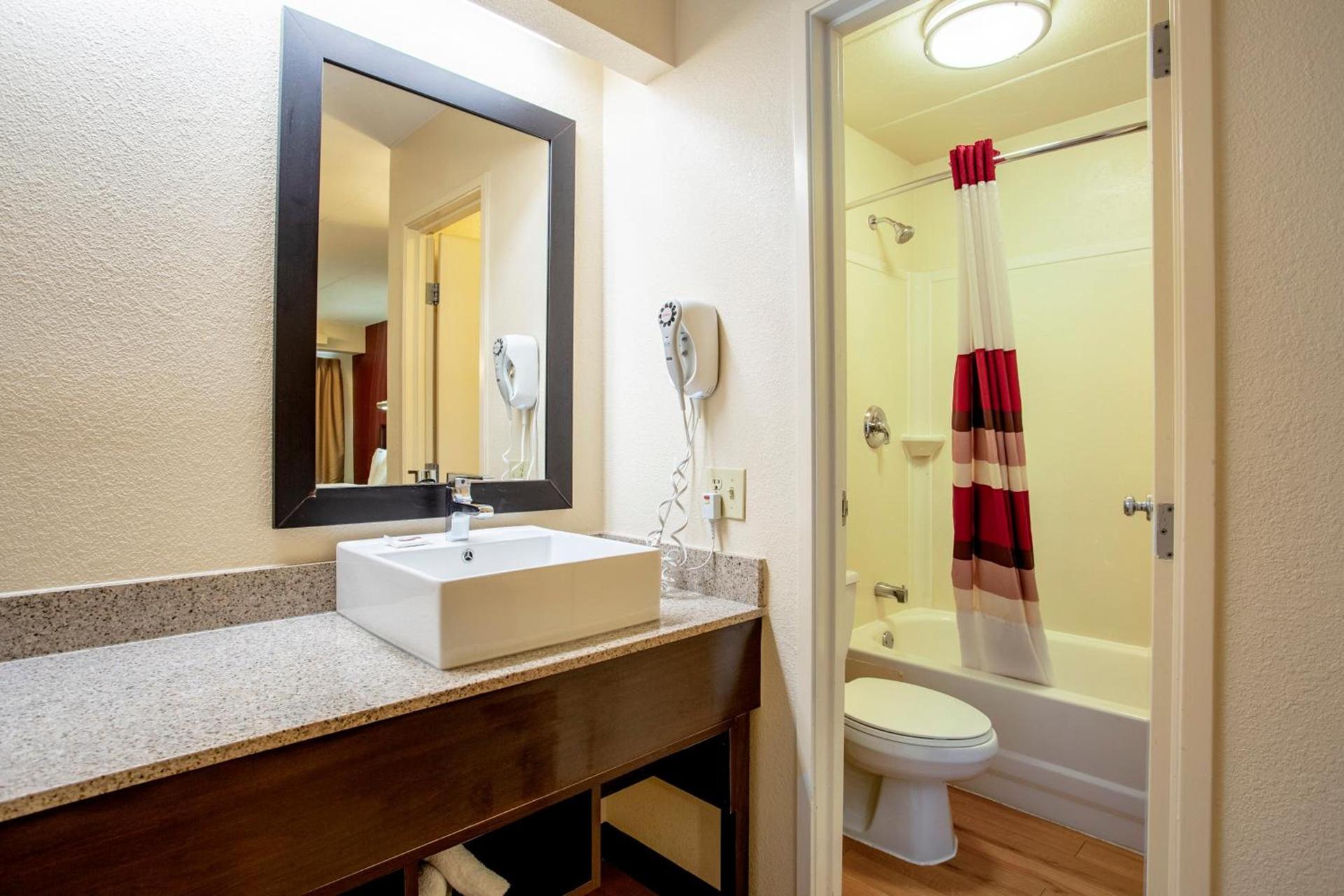 Red Roof Inn PLUS+ Chicago - Willowbrook photo 33