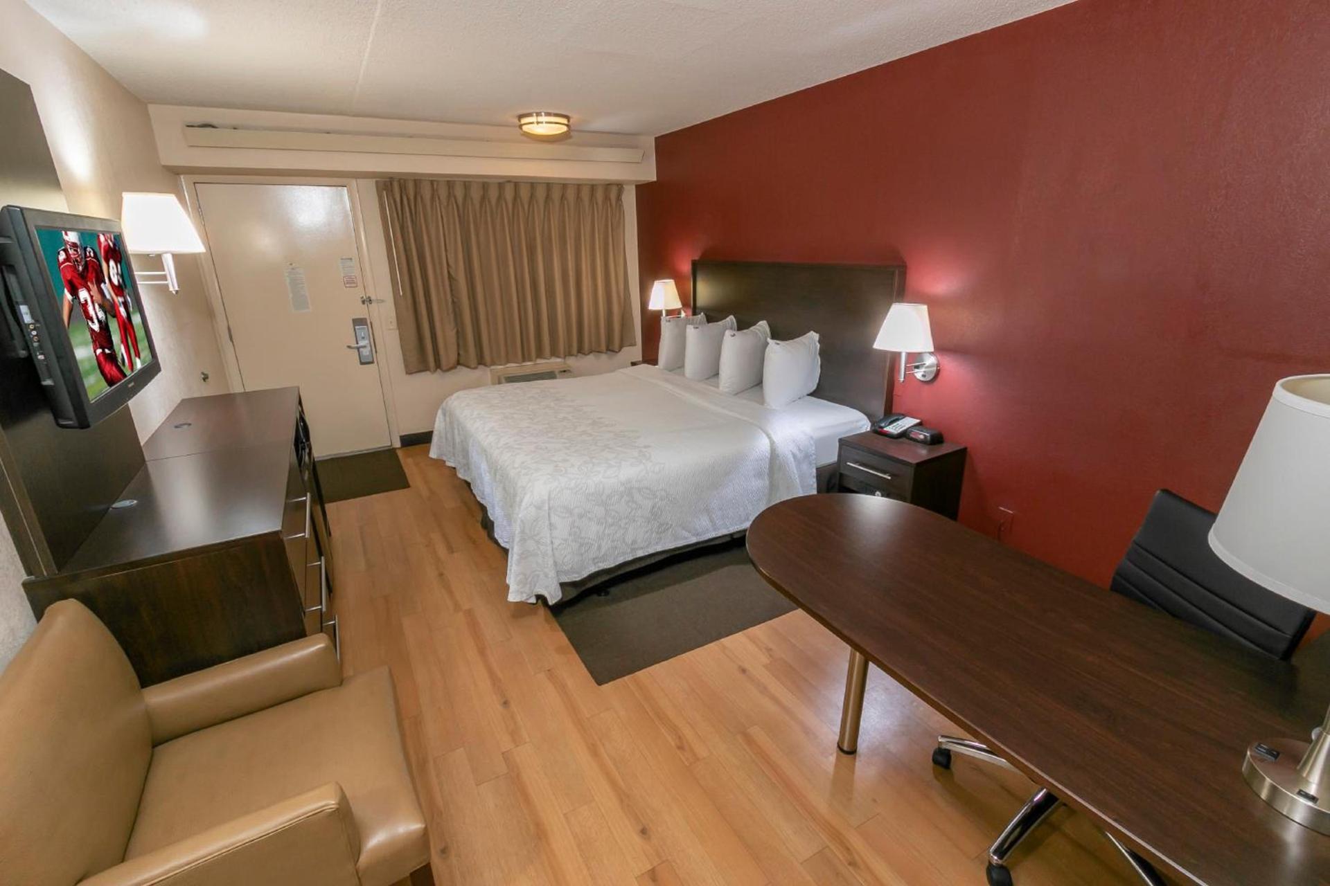Red Roof Inn PLUS+ Chicago - Willowbrook photo 18