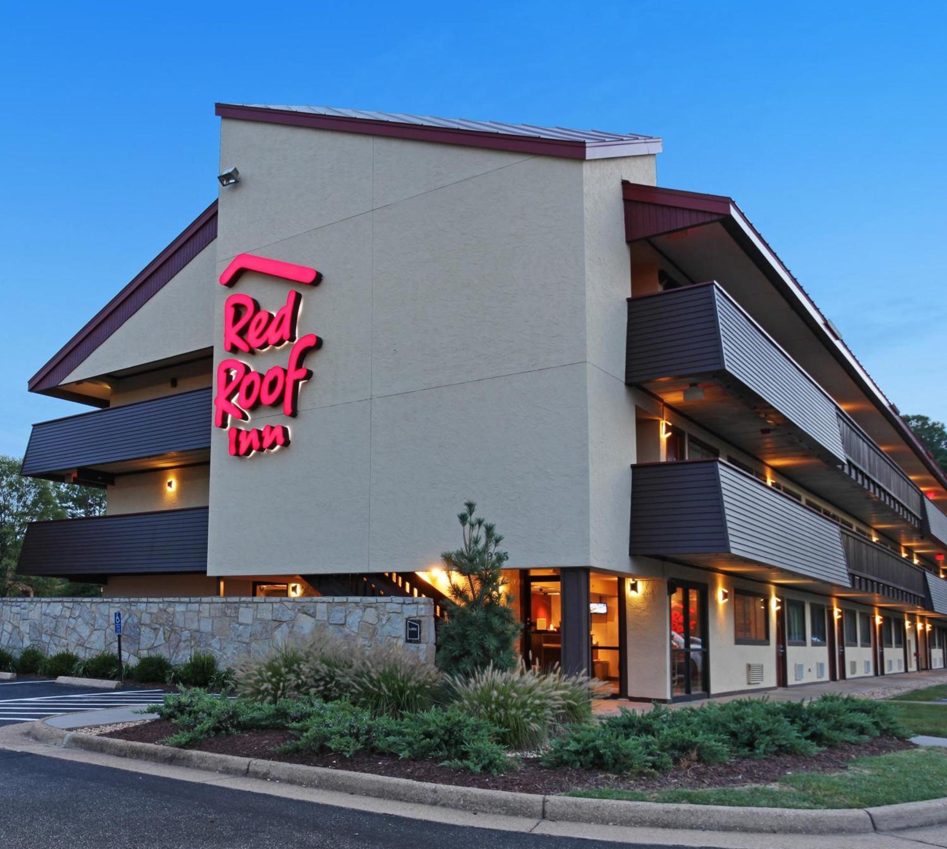 Red Roof Inn Hampton Coliseum and Convention Center photo 3