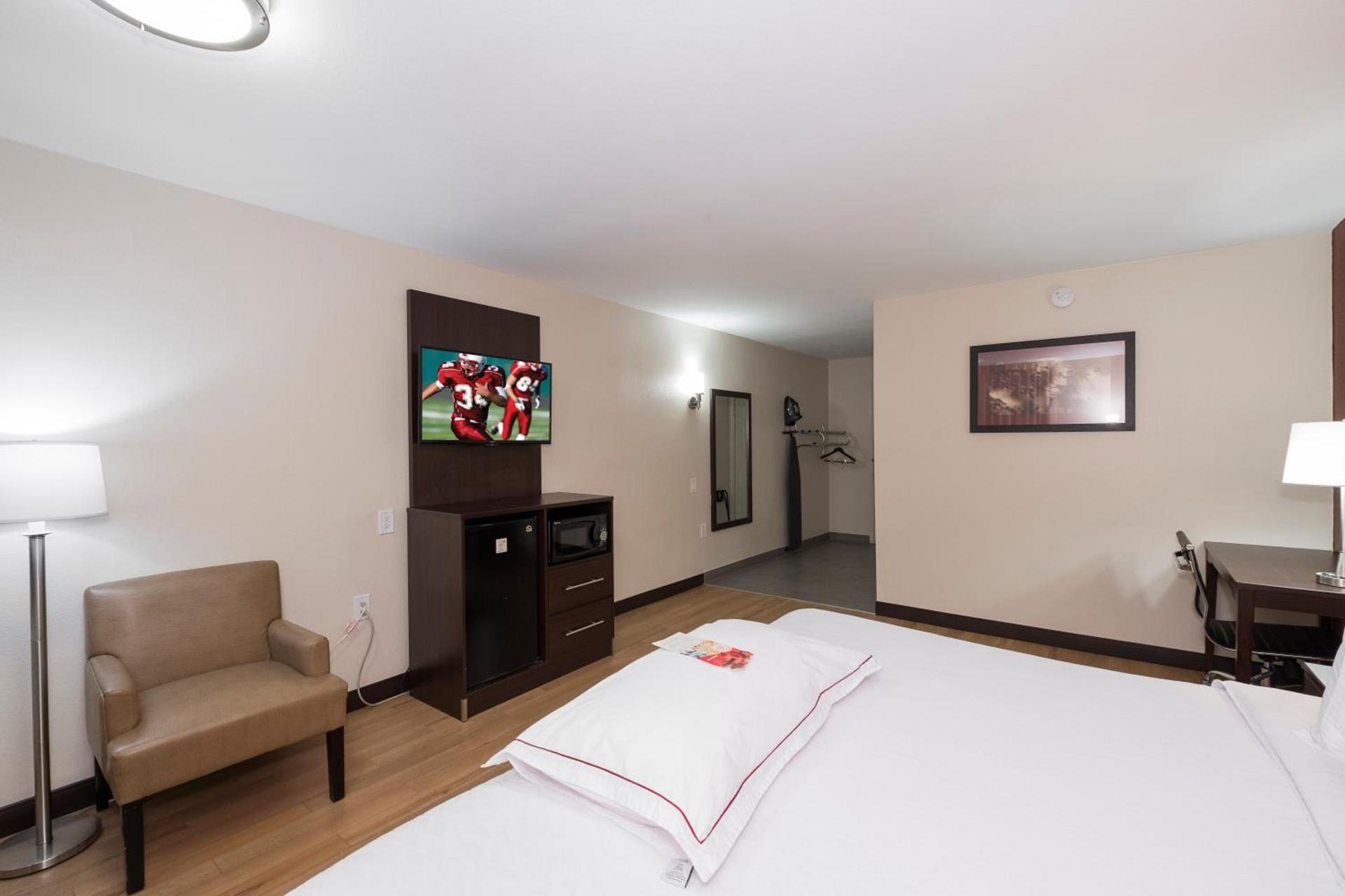 Red Roof Inn PLUS+ Poughkeepsie photo 12