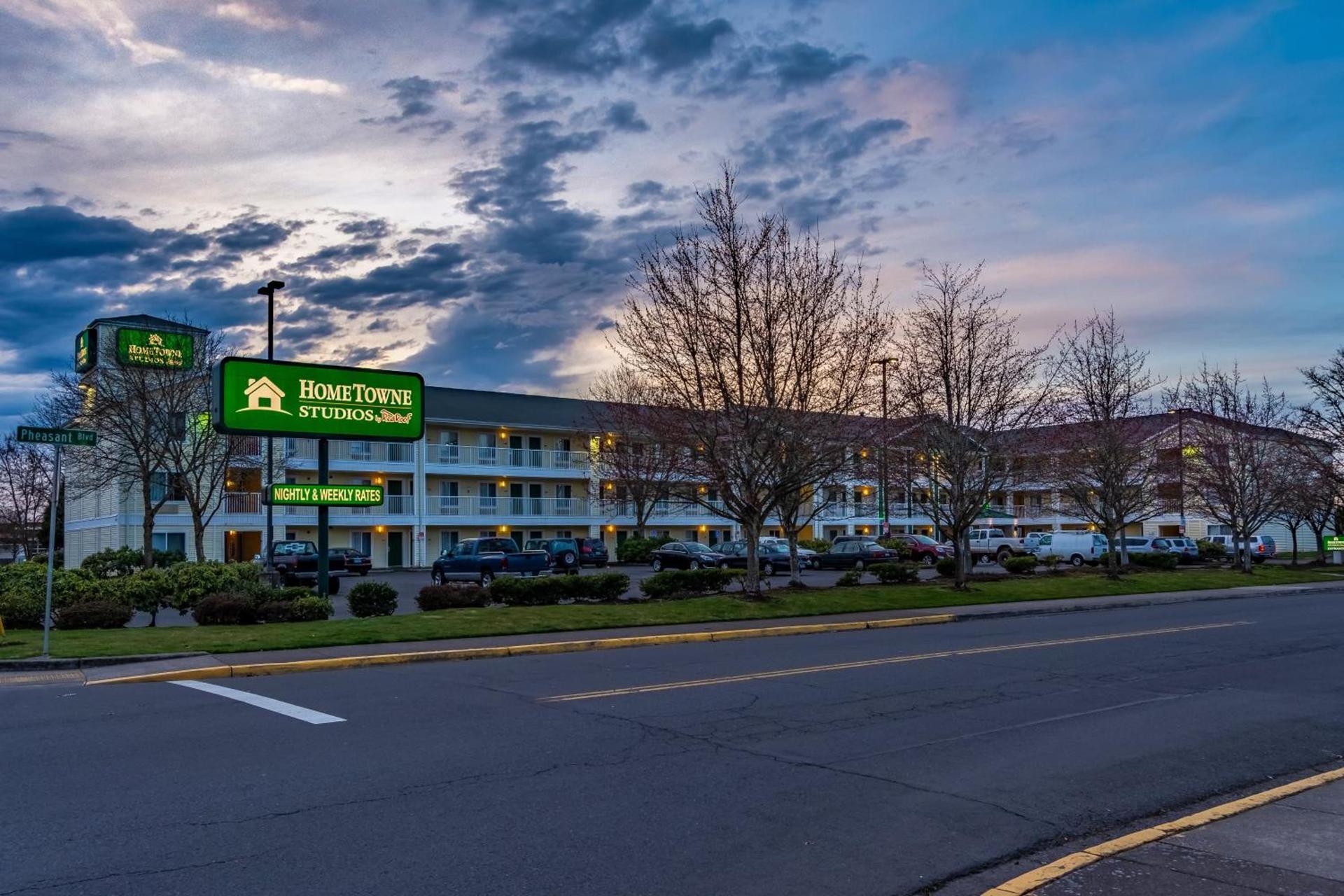 HomeTowne Studios by Red Roof Eugene - Springfield photo 6