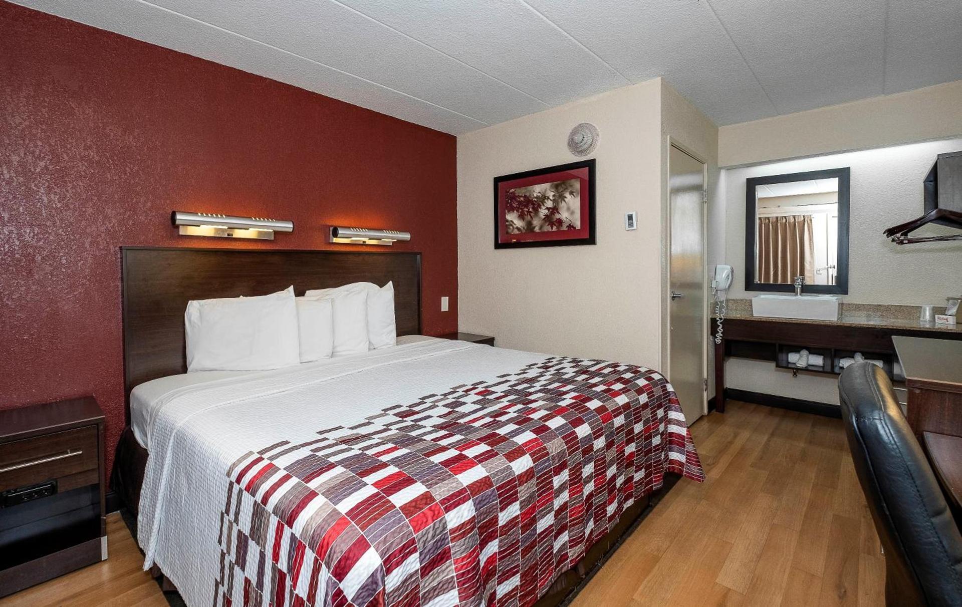 Red Roof Inn Mt Laurel photo 14