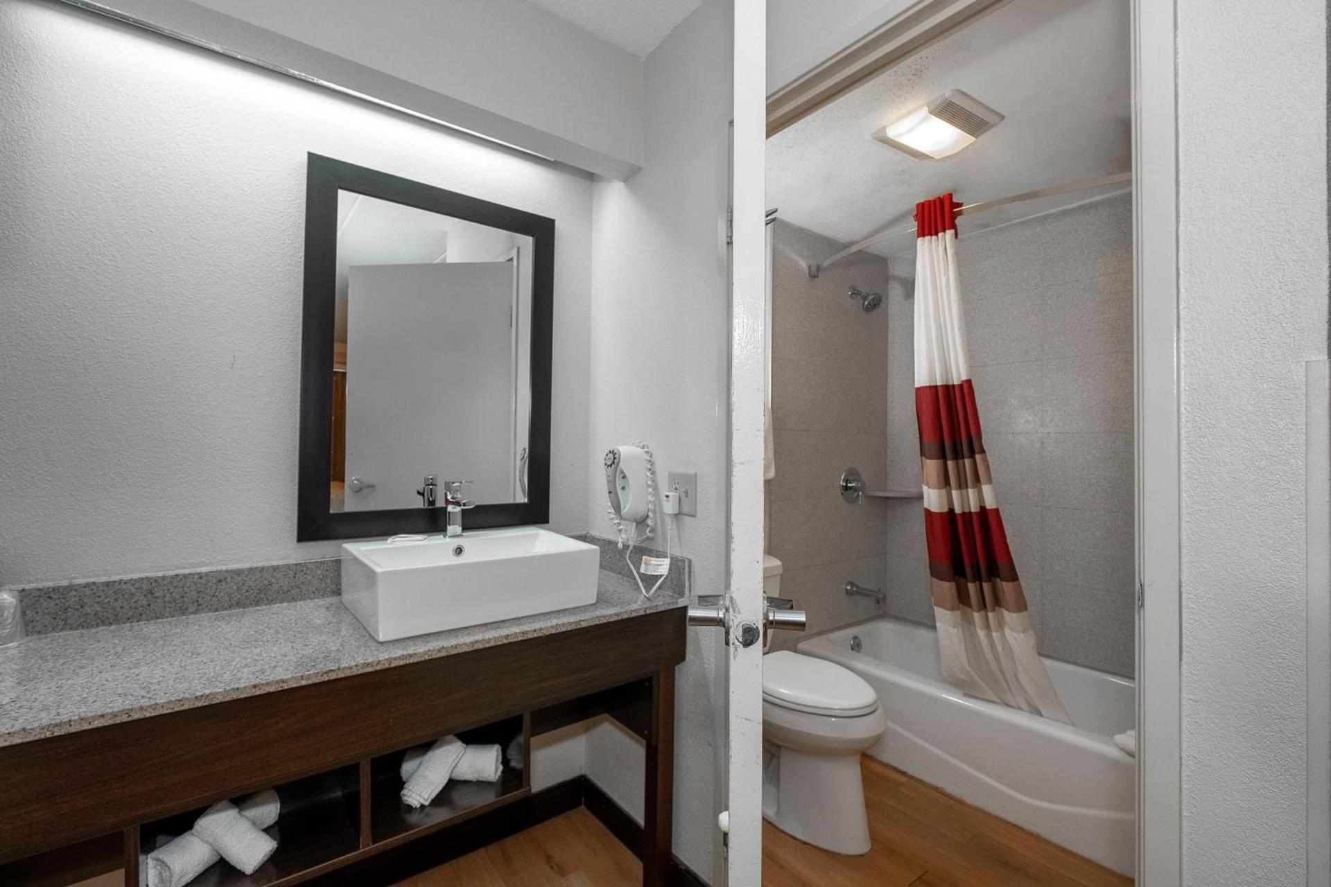 Red Roof Inn Mt Laurel photo 21