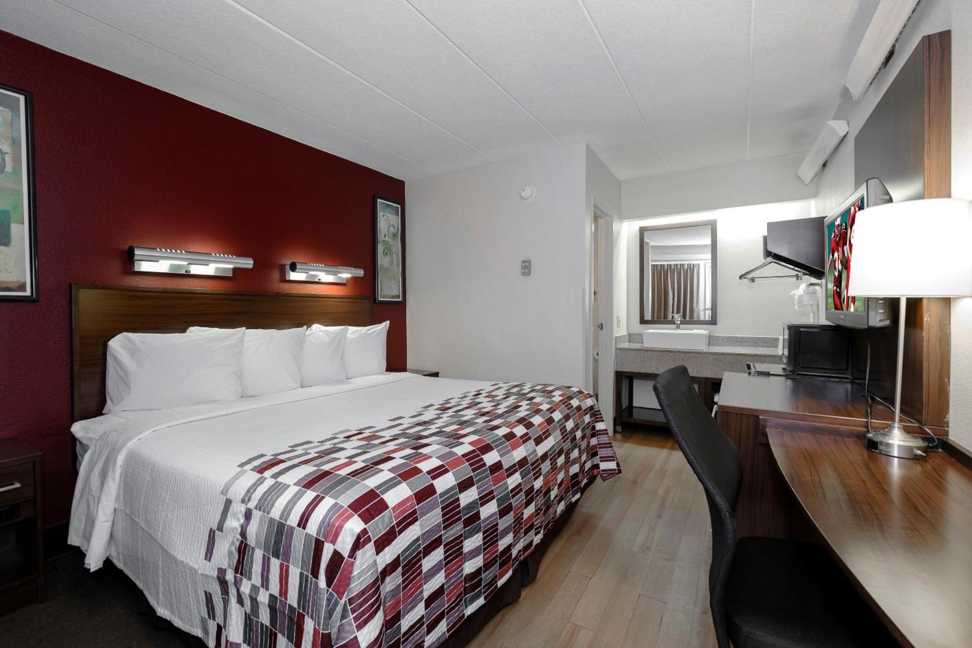 Red Roof Inn Aberdeen photo 16