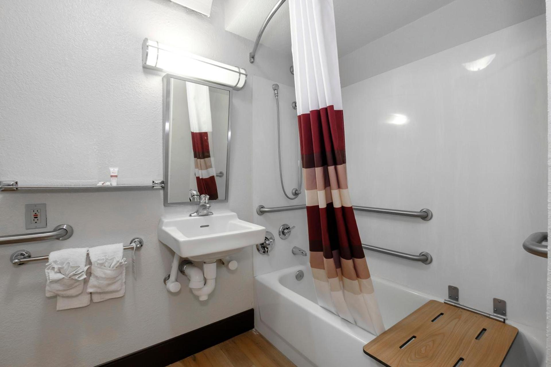 Red Roof Inn Aberdeen photo 31