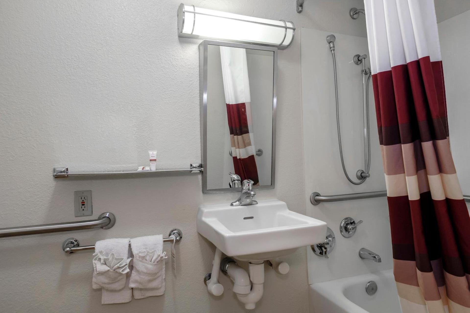 Red Roof Inn Aberdeen photo 30