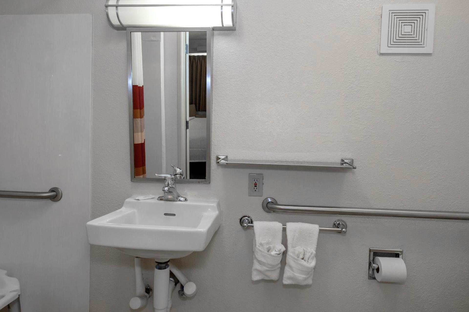 Red Roof Inn Aberdeen photo 33