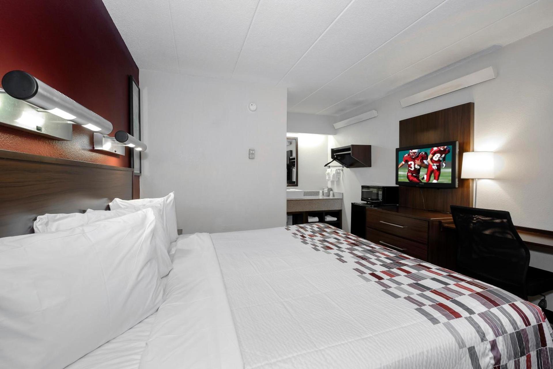 Red Roof Inn Aberdeen photo 17