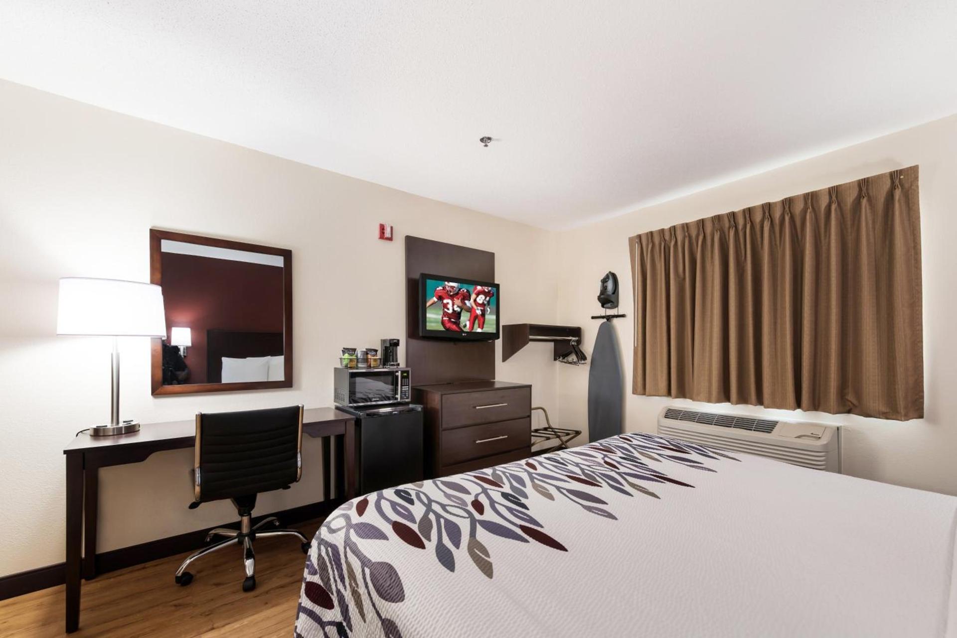 Red Roof Inn Auburn photo 26