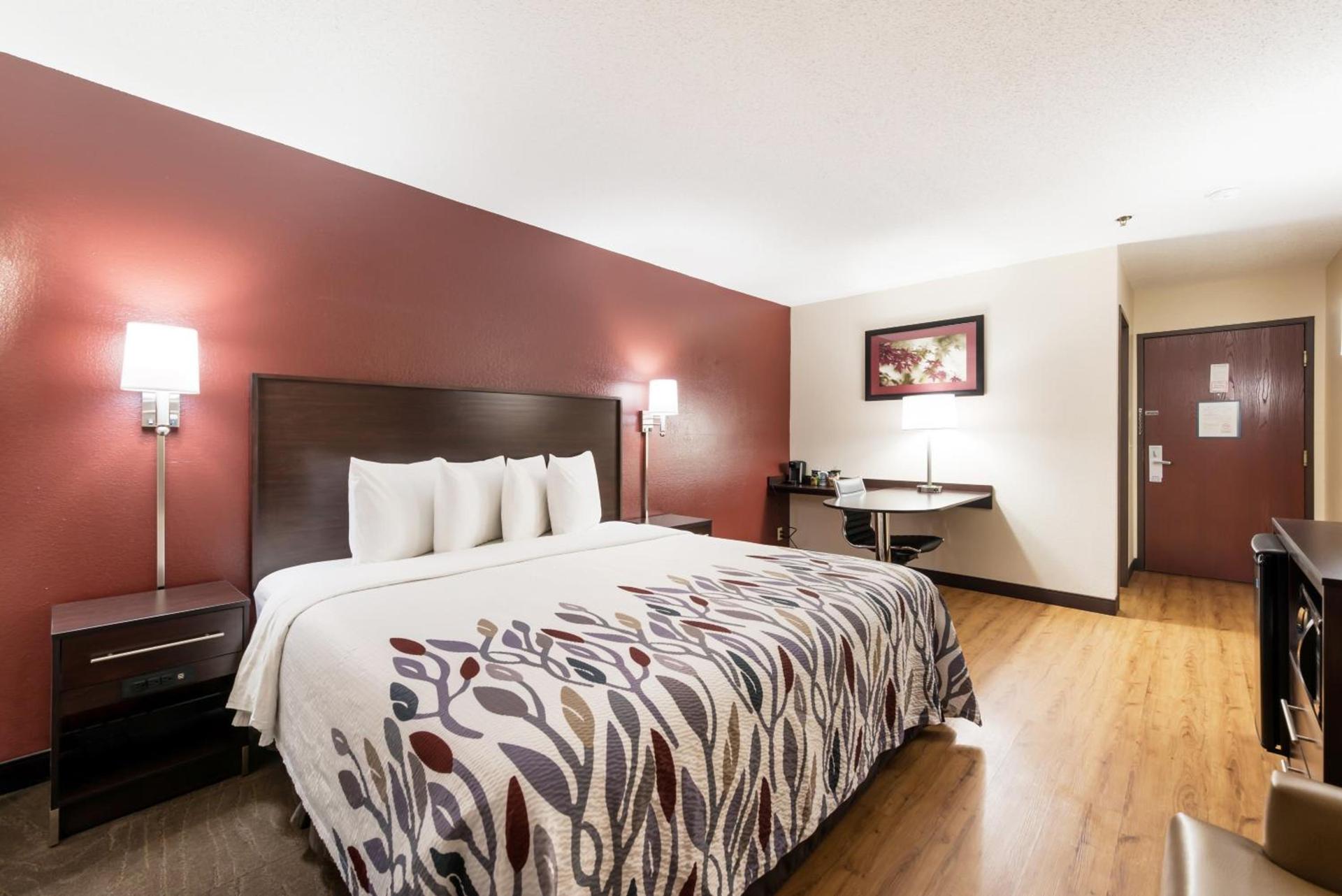 Red Roof Inn Auburn photo 12