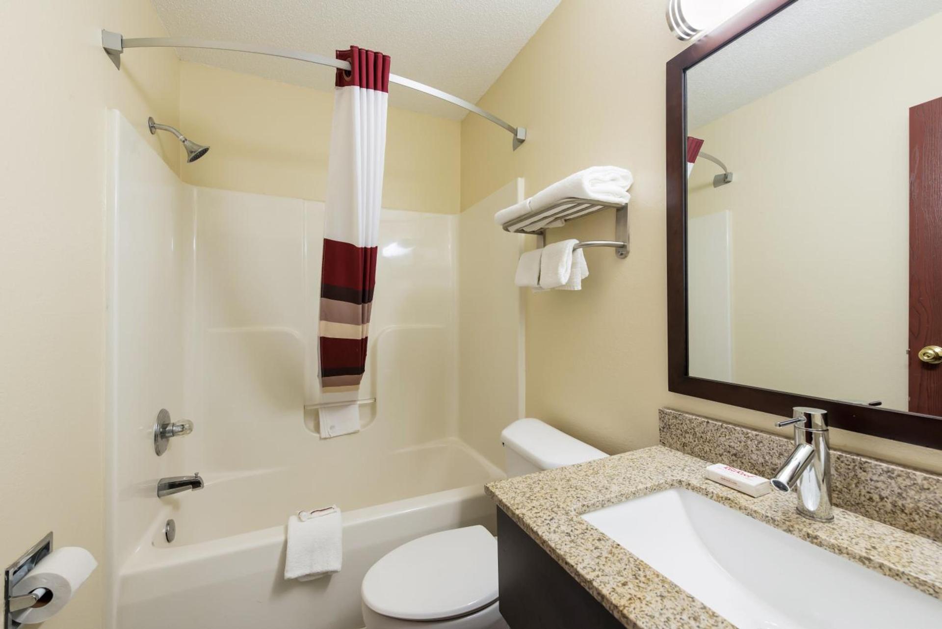 Red Roof Inn Auburn photo 34