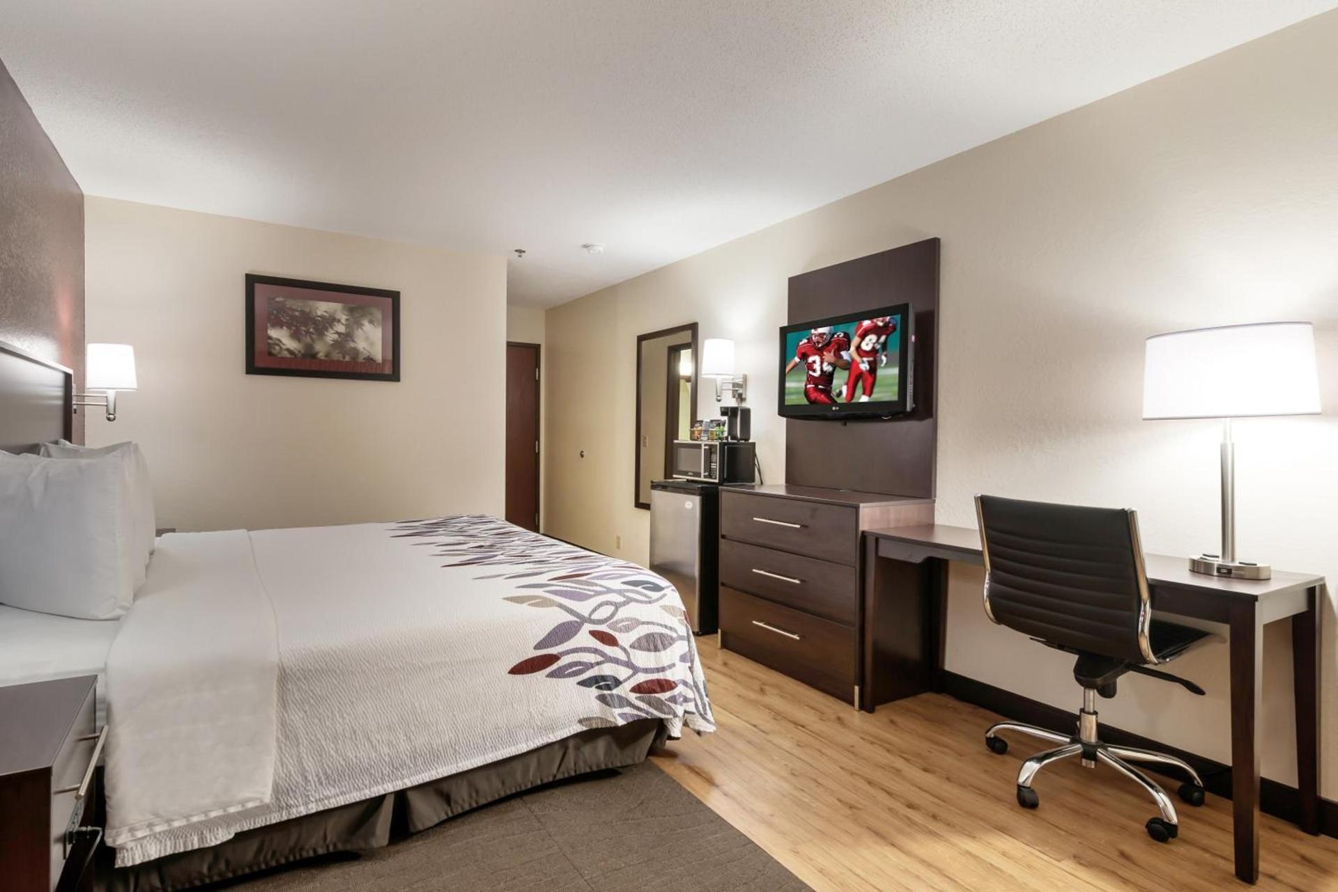 Red Roof Inn Auburn photo 19