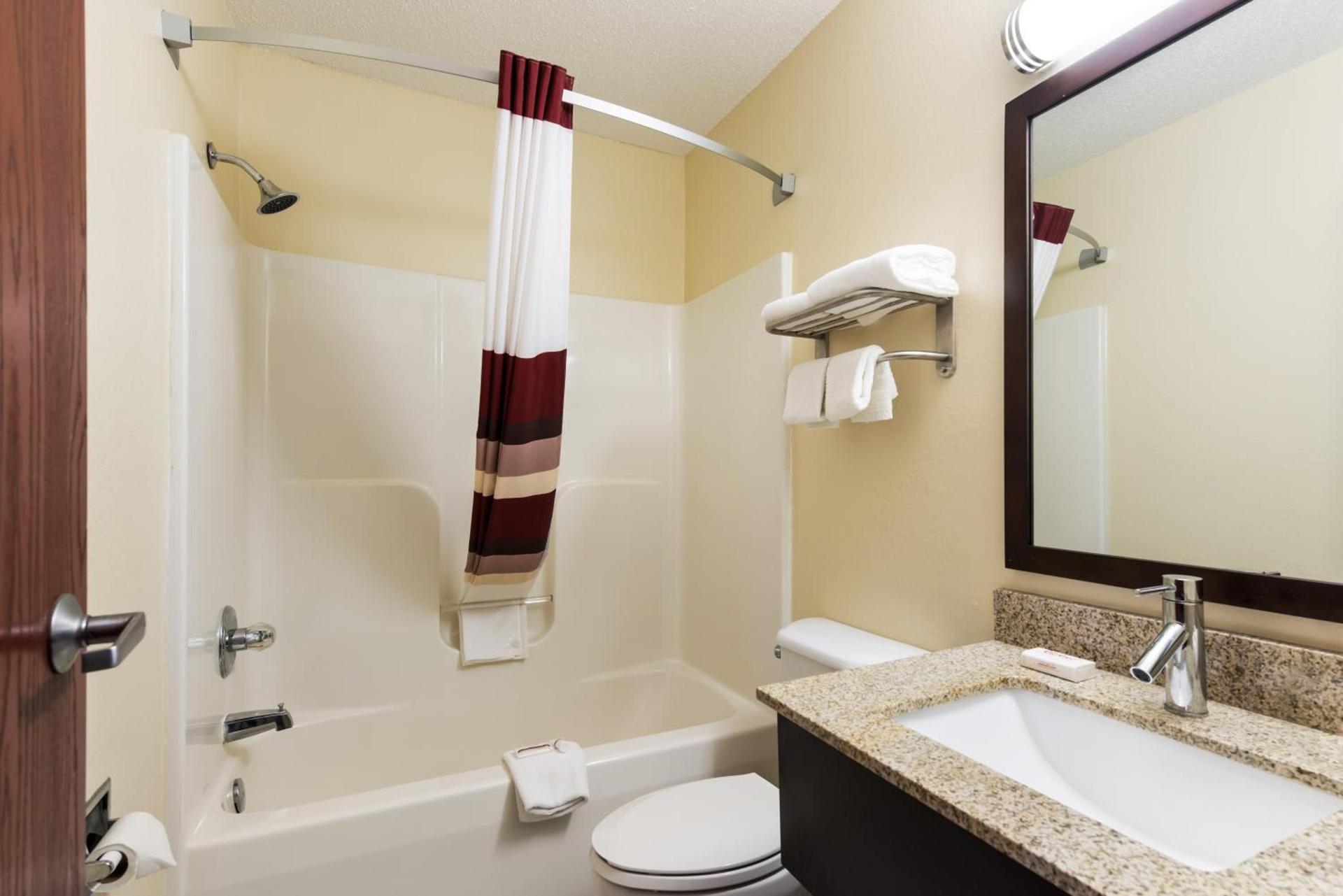 Red Roof Inn Auburn photo 32